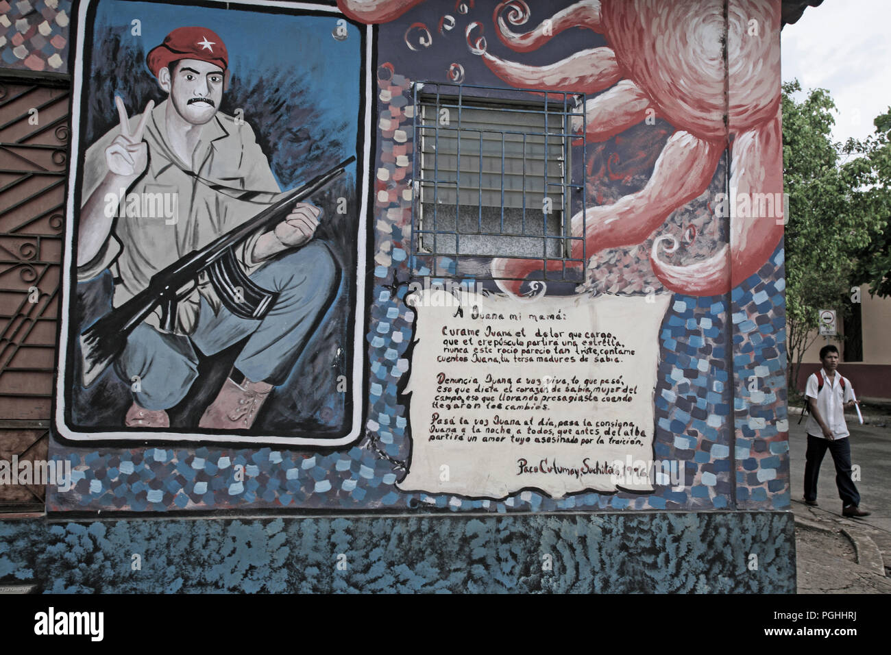 Murale d'une guérilla locale qui a été tuée pendant la guerre civile à Suchitoto, en El Salvador Banque D'Images