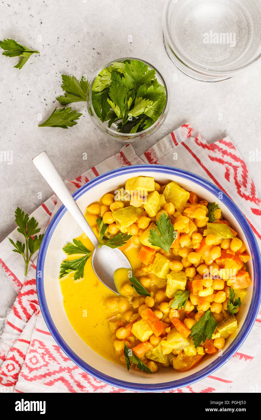 Curry de pois chiches vegan légumes avec le lait de coco et la coriandre. Concept de l'alimentation propre. Banque D'Images