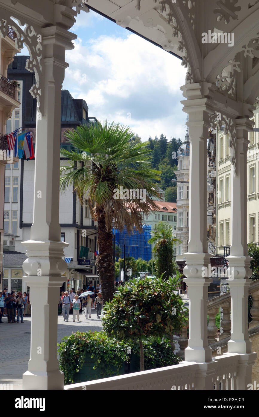 Dans l'architecture élégante de colonnade thermale dans la ville thermale de Karlovy Vary (Karlsbad) dans la région de West Bohemia en République Tchèque Banque D'Images