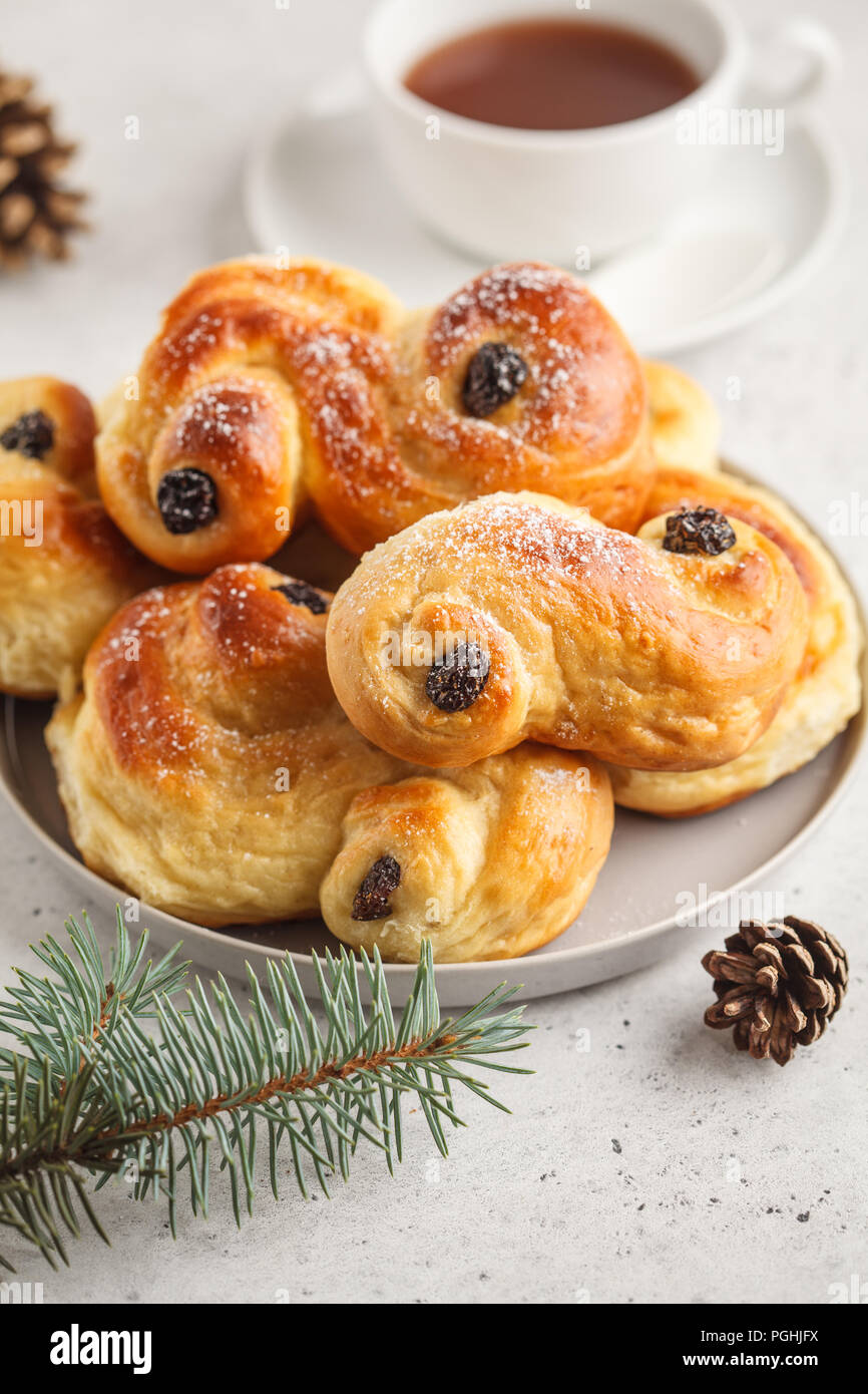 Noël suédois traditionnel (petits pains au safran ou lussebulle lussekatt). Noël suédois. Fond blanc, décoration de Noël. Banque D'Images