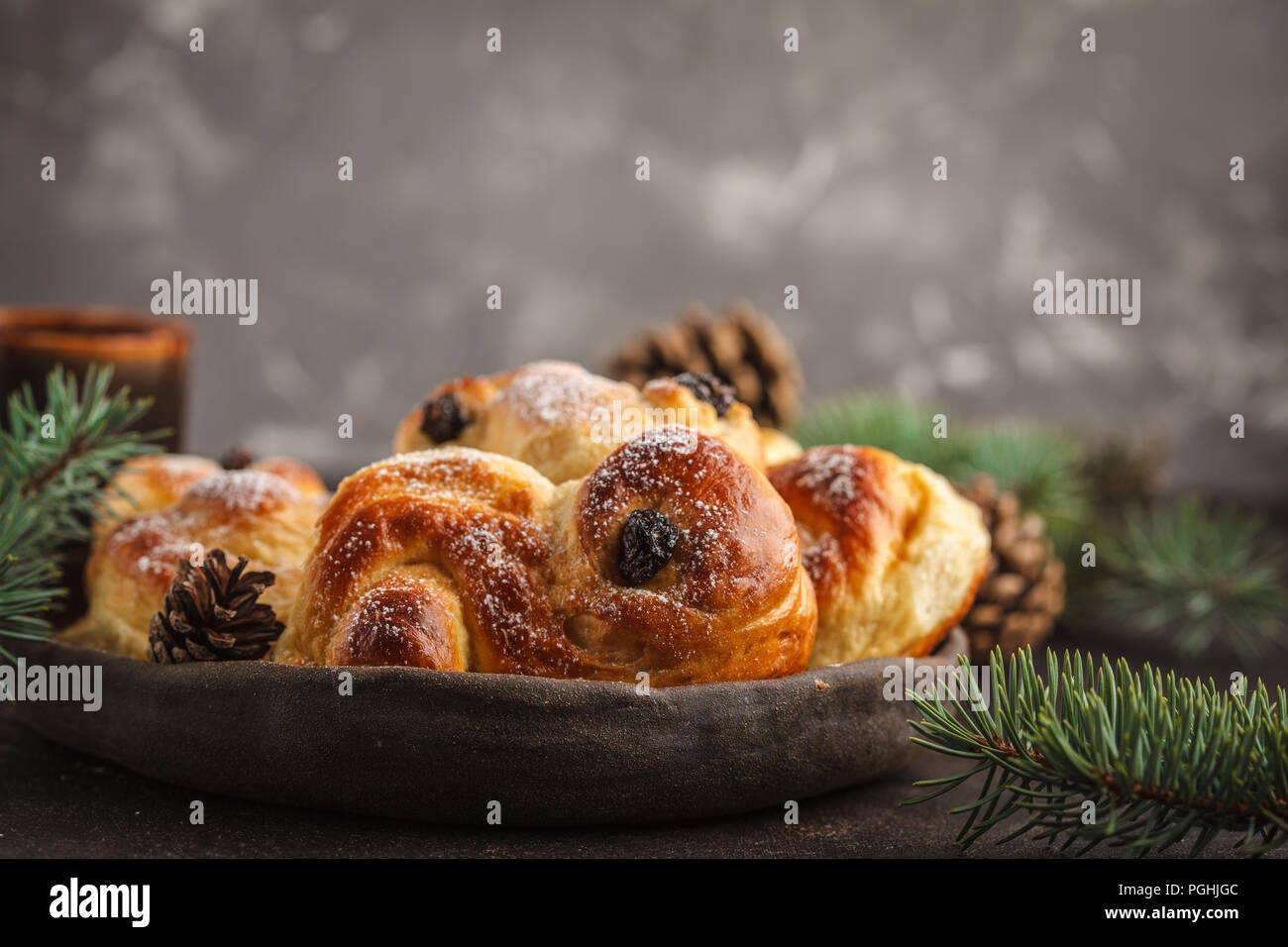 Noël suédois traditionnel (petits pains au safran ou lussebulle lussekatt). Noël suédois. Fond sombre, décoration de Noël. Banque D'Images