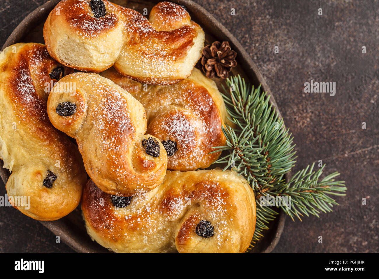 Noël suédois traditionnel (petits pains au safran ou lussebulle lussekatt). Noël suédois. Fond sombre, décoration de Noël. Banque D'Images
