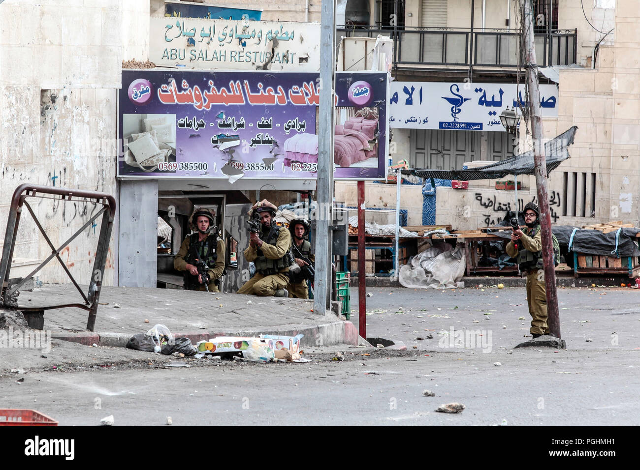 Hébron, en Palestine, le 29 novembre 2013 : des soldats des Forces de défense d'Israël vont de l'avant dans les rues en poussant sur les Palestiniens au cours des émeutes de Banque D'Images