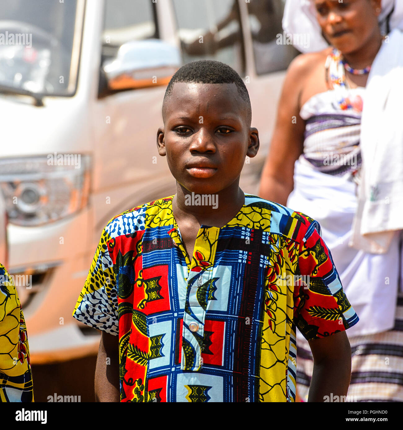 OUIDAH, BÉNIN - Jan 10, 2017 : béninois non identifiés dans petit garçon chemise de couleur avec de grandes lèvres au festival vaudou, qui est célébré anuellement sur Banque D'Images