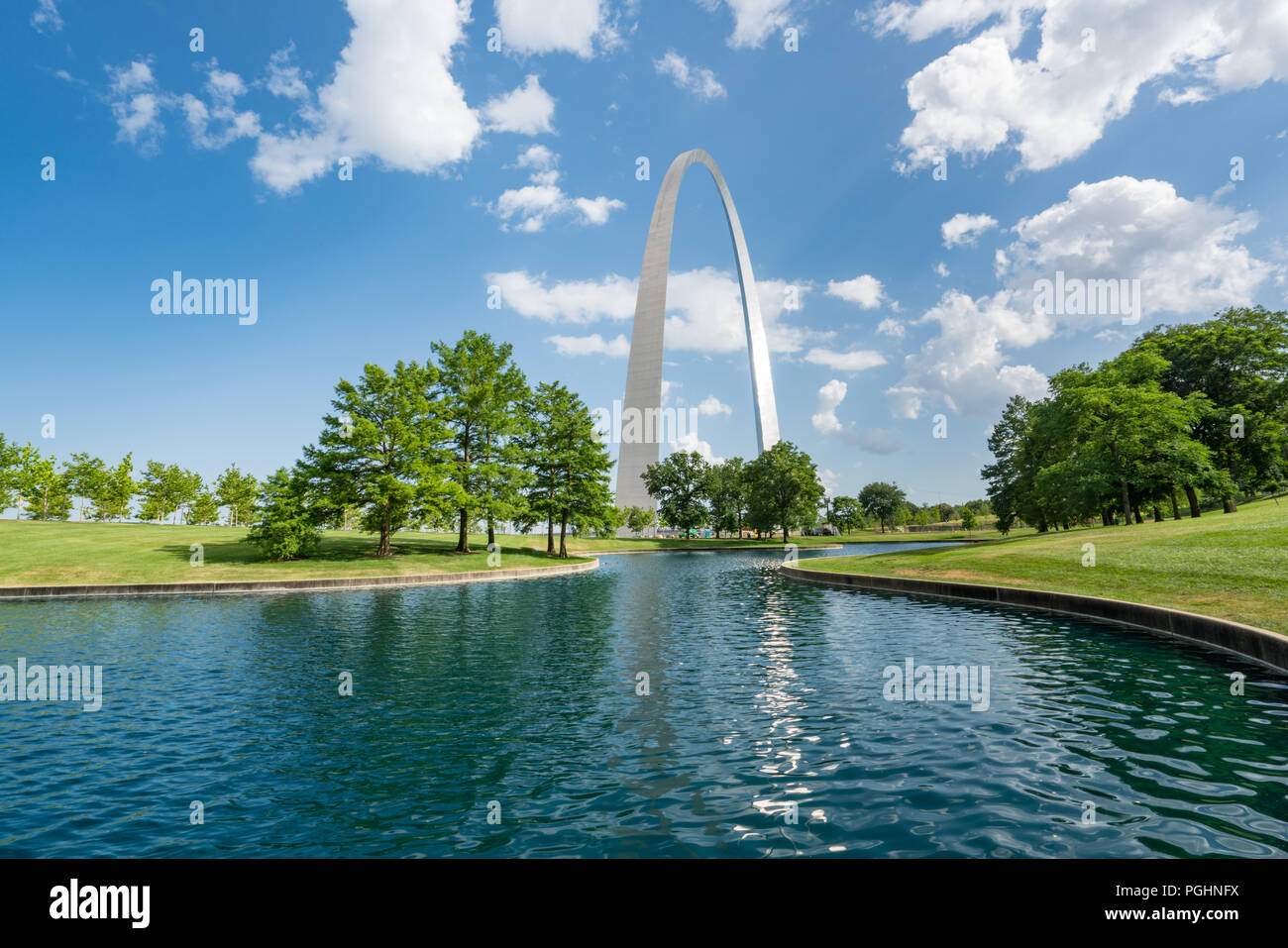 Saint Louis Gateway Arch le long de l'étang de Gateway Arch National Park, New York Banque D'Images