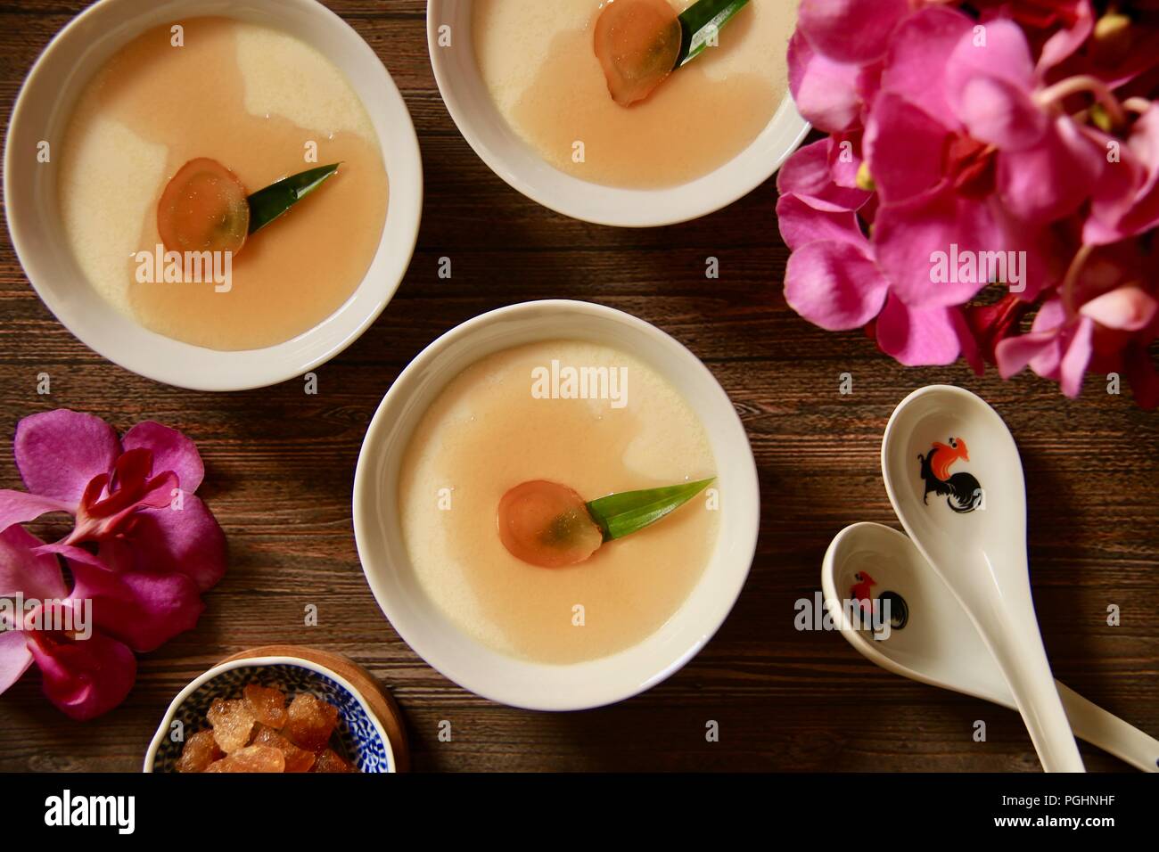 Tau Huay ou Douhua, le tofu mou au lait avec de l'eau sucrée, dans coq crockeries Banque D'Images