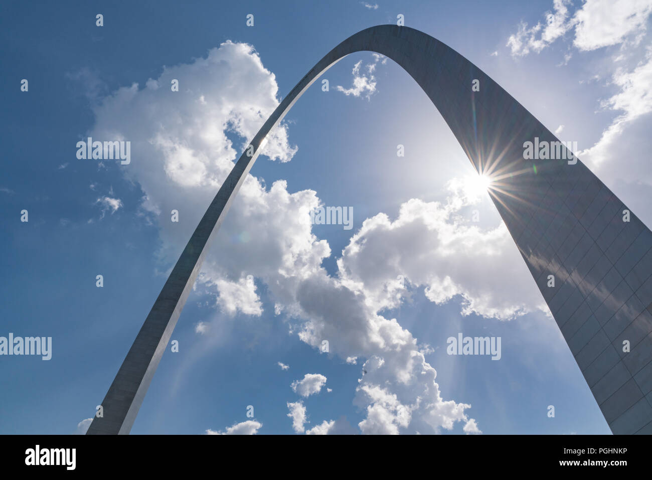 St Louis au Missouri Gateway Arch against a blue sky Banque D'Images