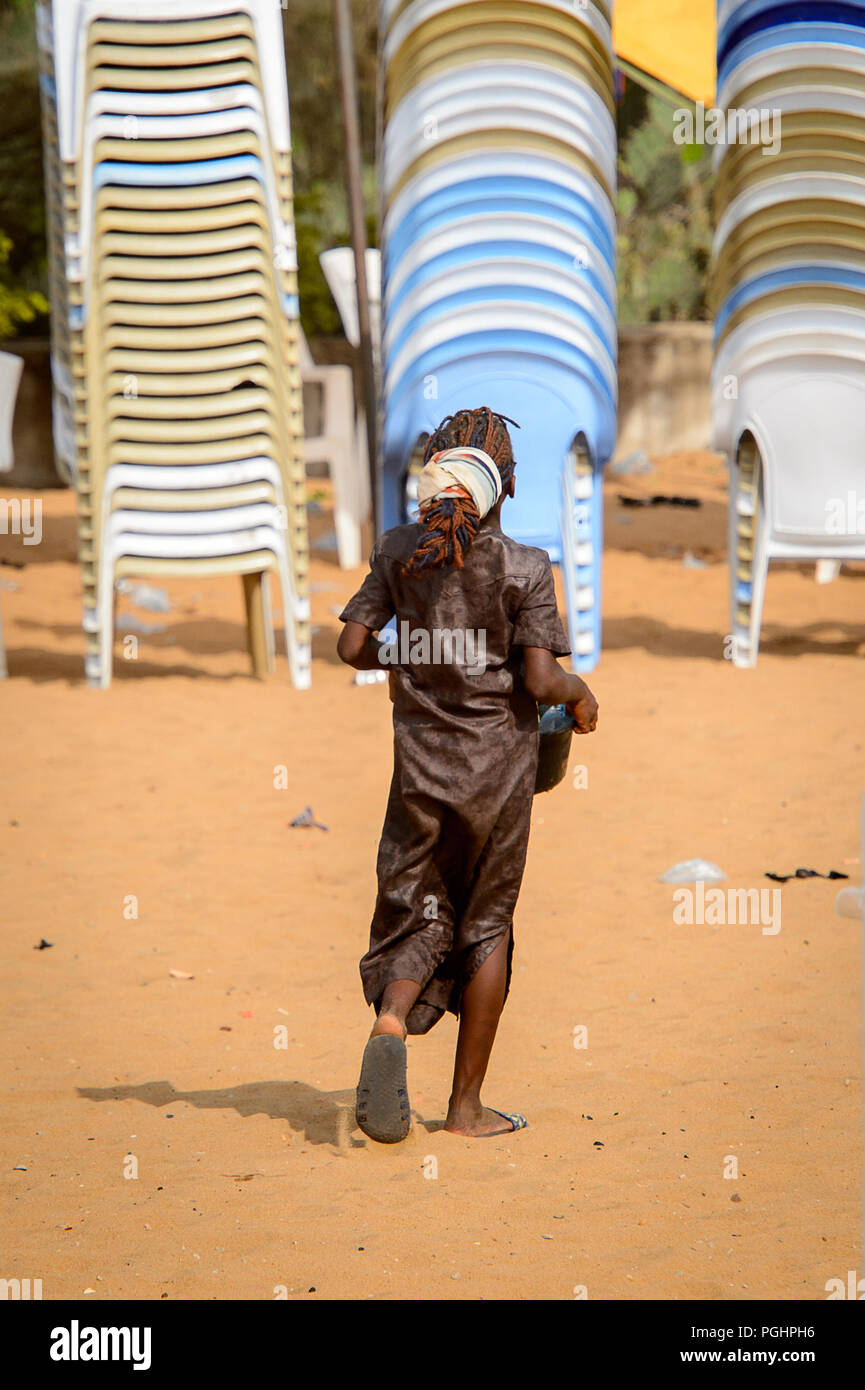 OUIDAH, BÉNIN - Jan 10, 2017 : femme béninois non identifiés promenades au festival vaudou, qui est célébré anuellement, Janvier 10th. Banque D'Images