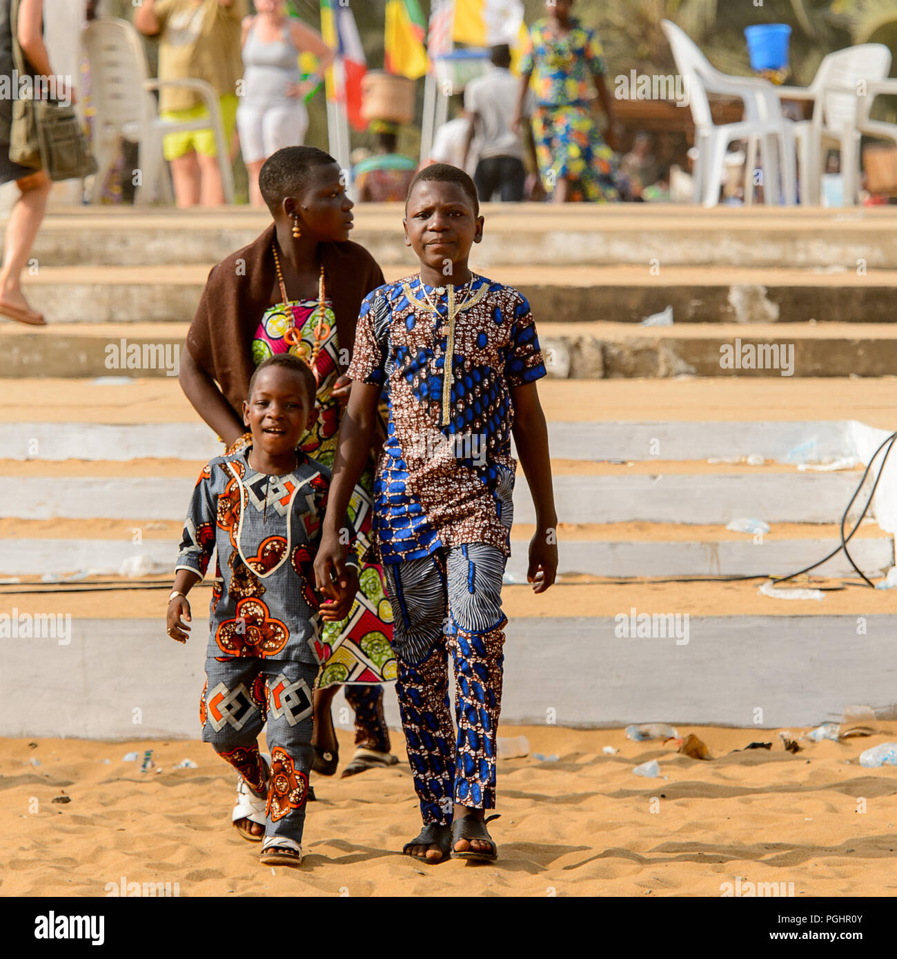 OUIDAH, BÉNIN - Jan 10, 2017 enfants béninois non identifié : promenade au festival vaudou, qui est célébré anuellement, Janvier 10th. Banque D'Images