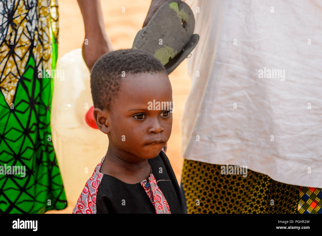 OUIDAH, BÉNIN - 10/01/2017 : petit garçon béninois non identifiés au festival vaudou, qui est célébré anuellement, Janvier 10th. Banque D'Images