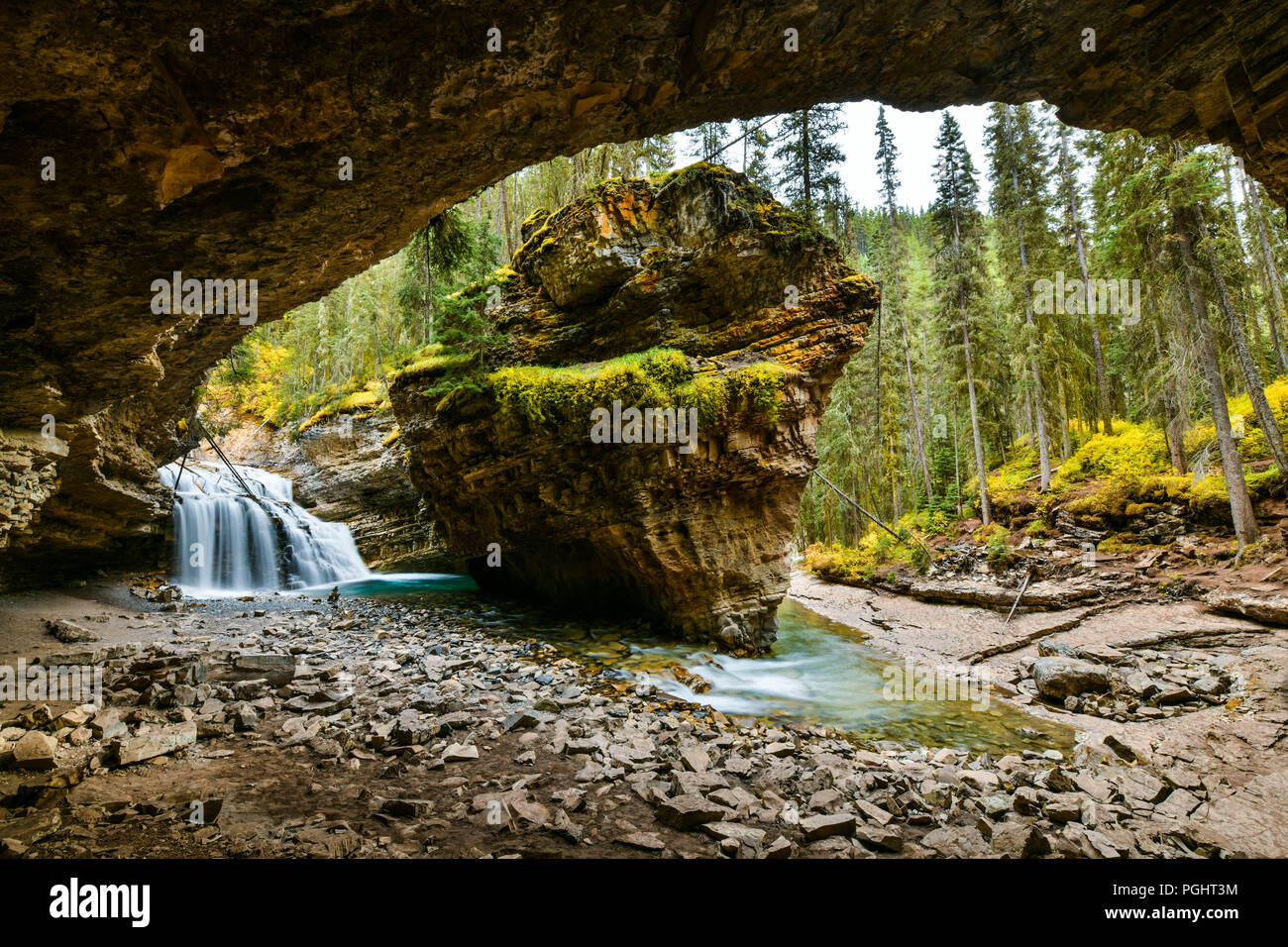 Johnston Canyon Upper Falls, dans le parc national Banff, Rocheuses canadiennes, l'Alberta, Canada Banque D'Images