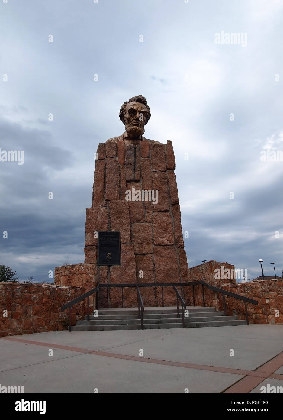 LARAMIE, WYOMING - Juillet 25, 2018 : le buste en bronze de géant du 16e président de l'Amérique, Abraham Lincoln, est assis au sommet d'un piédestal de granit à Laramie Banque D'Images