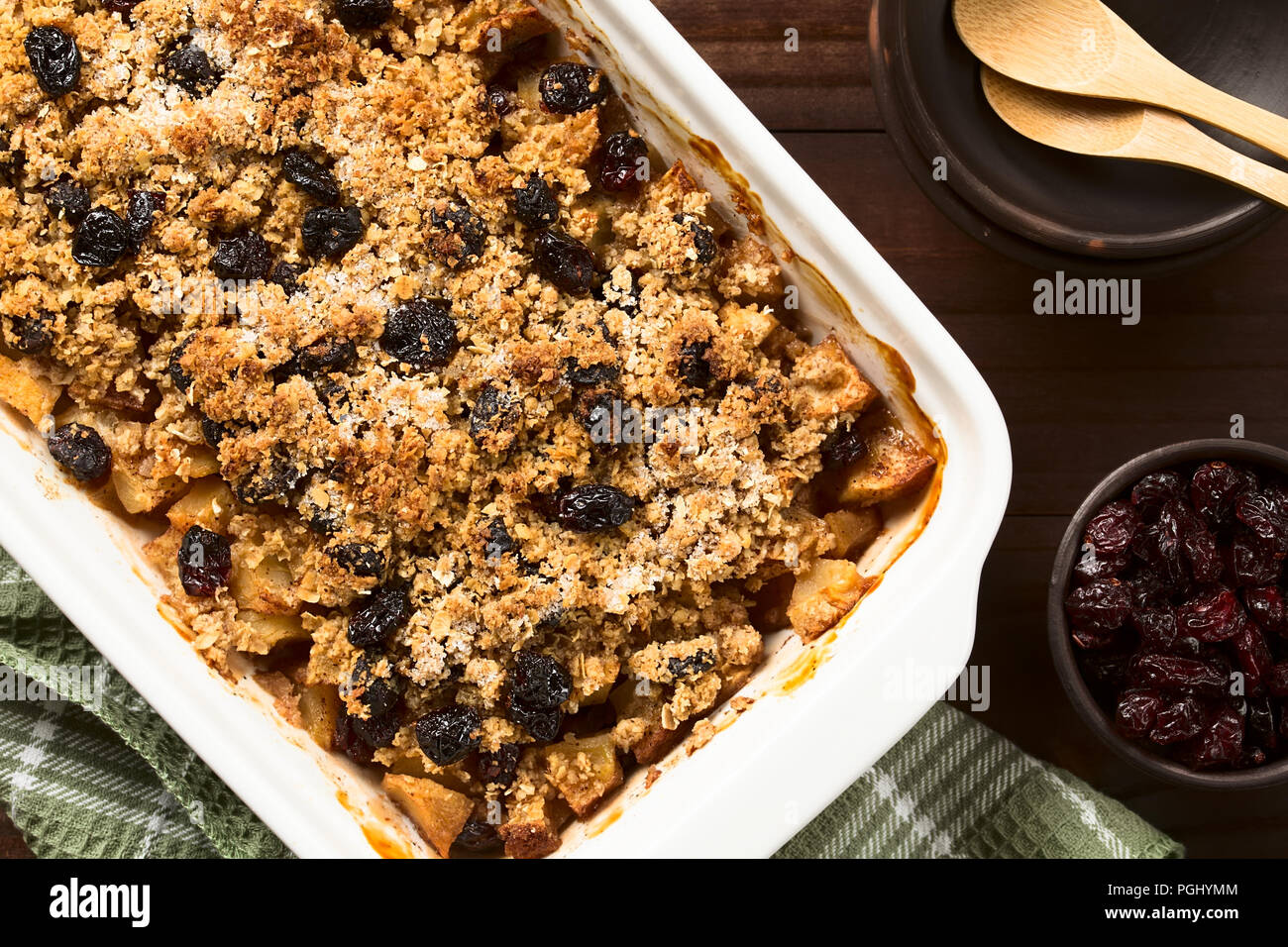 Des Pommes au four, canneberges et crumble d'avoine ou dans une cocotte, photographié les frais généraux Banque D'Images