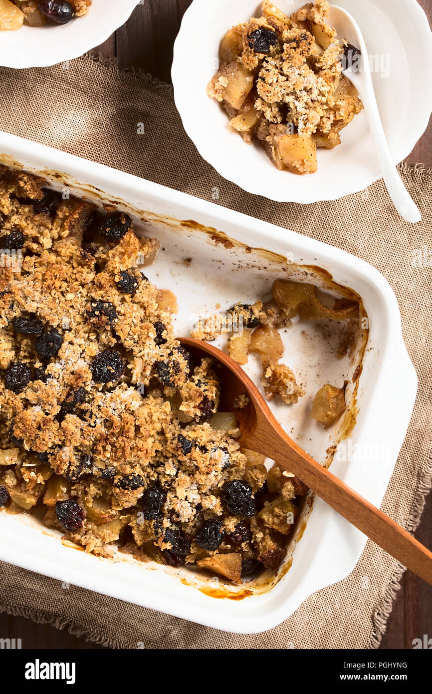 Des Pommes au four, canneberges et crumble d'avoine ou dans une cocotte, photographié les frais généraux Banque D'Images