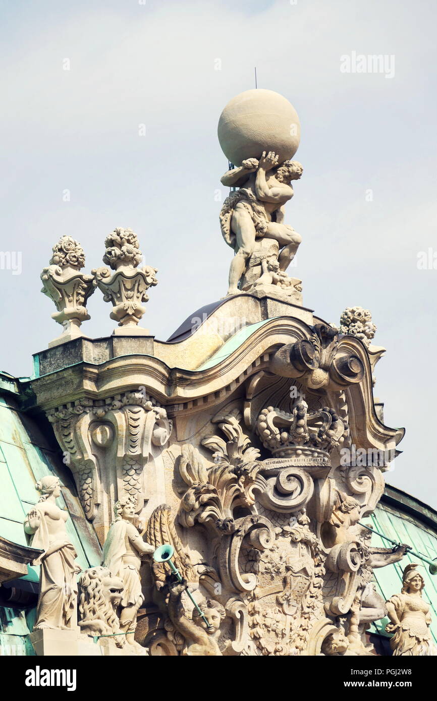 Dieu Atlas holding statue sur les épaules, sphère Wallpavillon, Zwinger, Dresden Banque D'Images