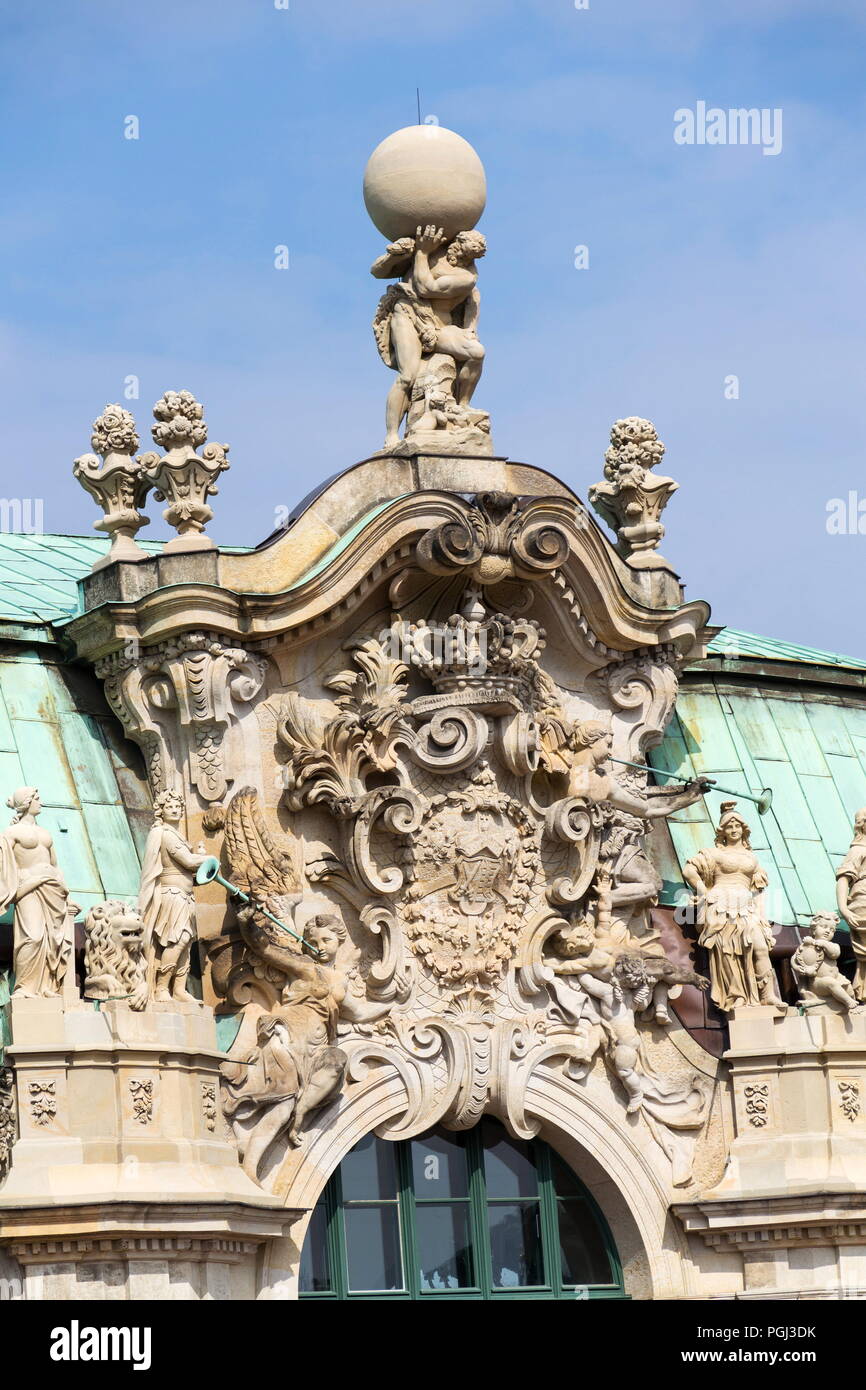 Dieu Atlas holding statue sur les épaules, sphère Wallpavillon, Zwinger, Dresden Banque D'Images