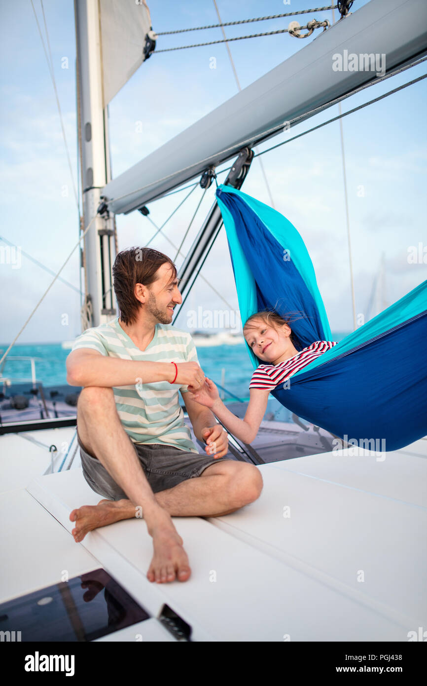 Famille de père et fille mignonne de vous détendre dans le hamac situé sur  le voilier en navigation dans la mer ouverte Photo Stock - Alamy
