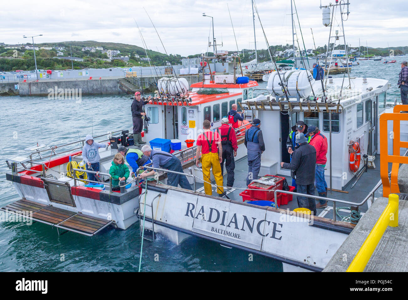Les pêcheurs de la mer de retour au port de Baltimore avec leurs prises. West Cork, Irlande Banque D'Images