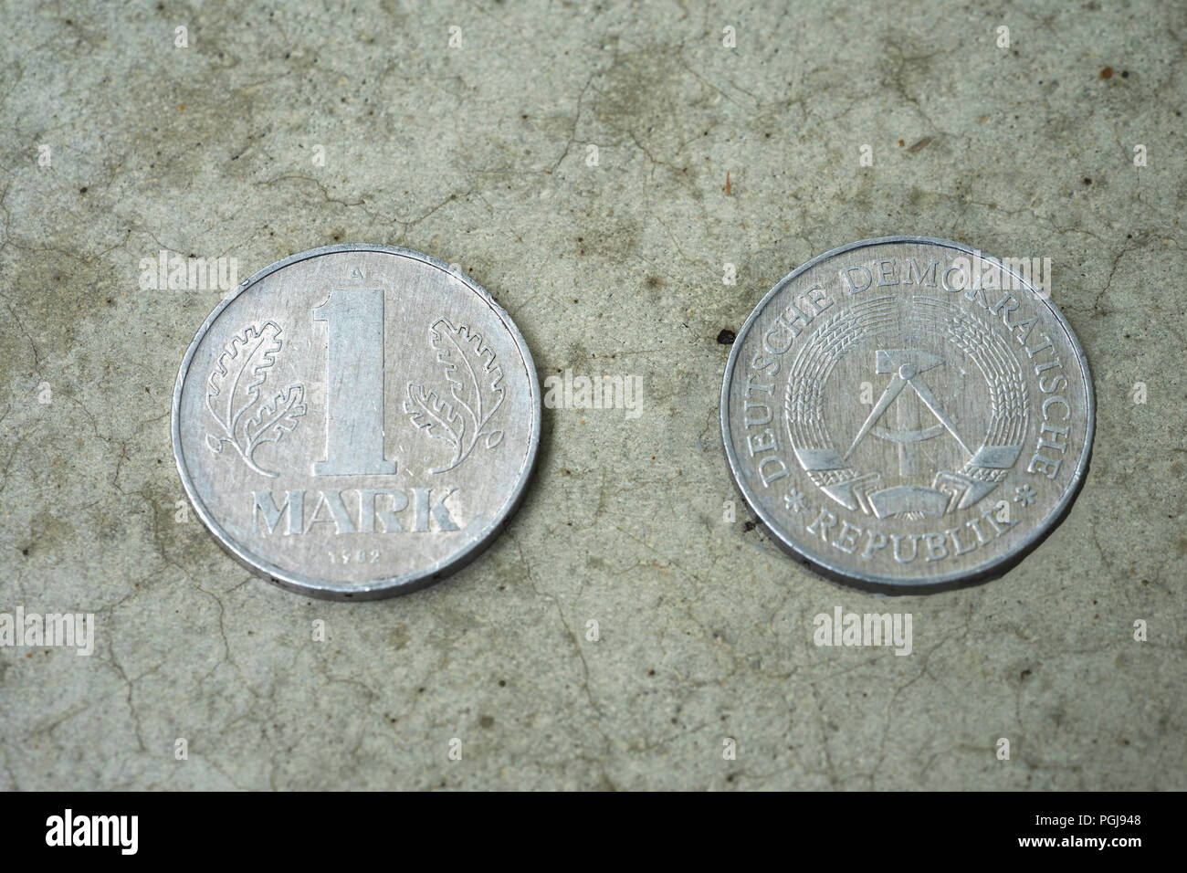 Avant et l'arrière d'une friche RDA Allemagne de l'est une pièce de marque Banque D'Images