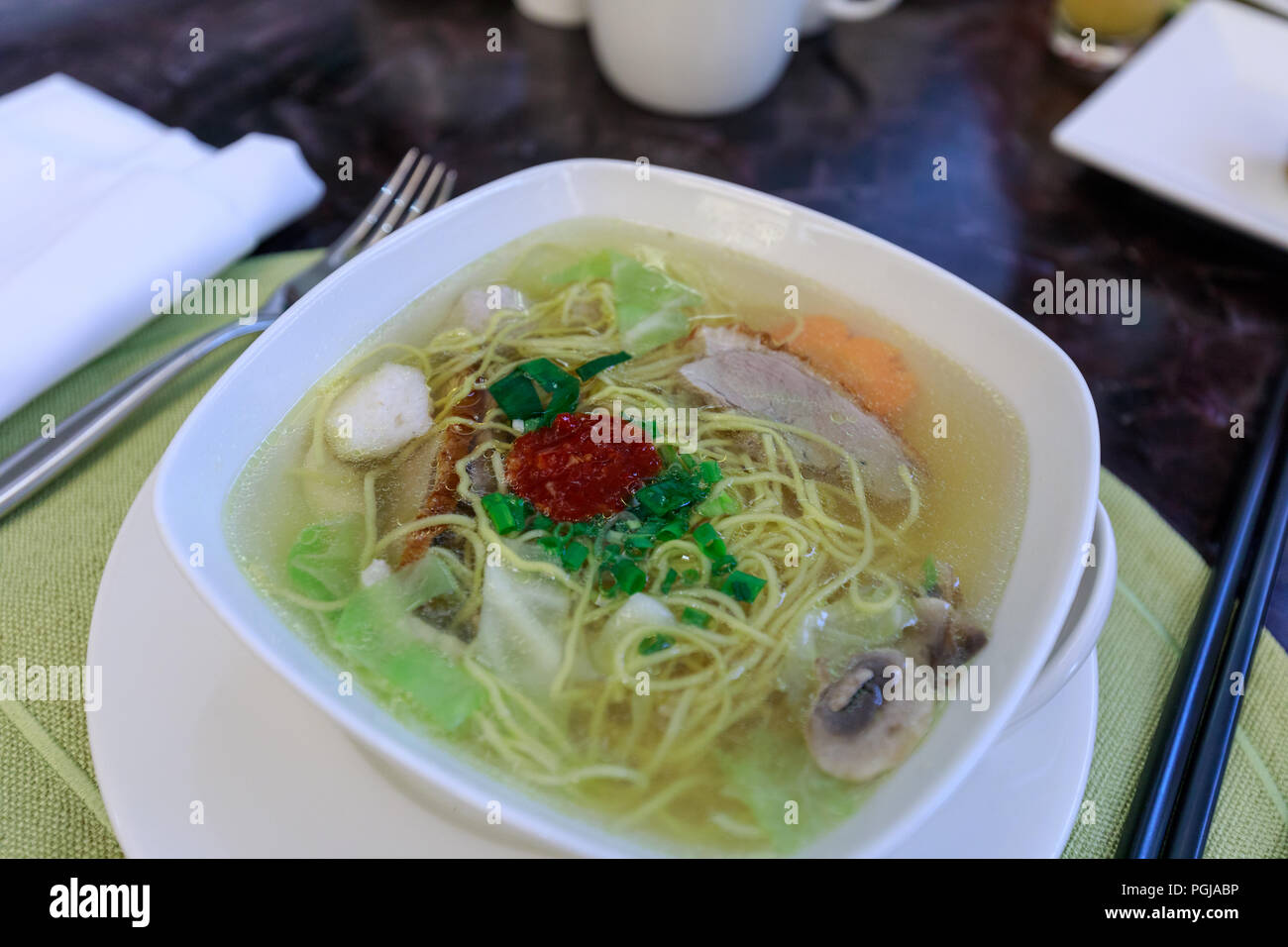 Servant des nouilles de riz vietnamiens Banque D'Images