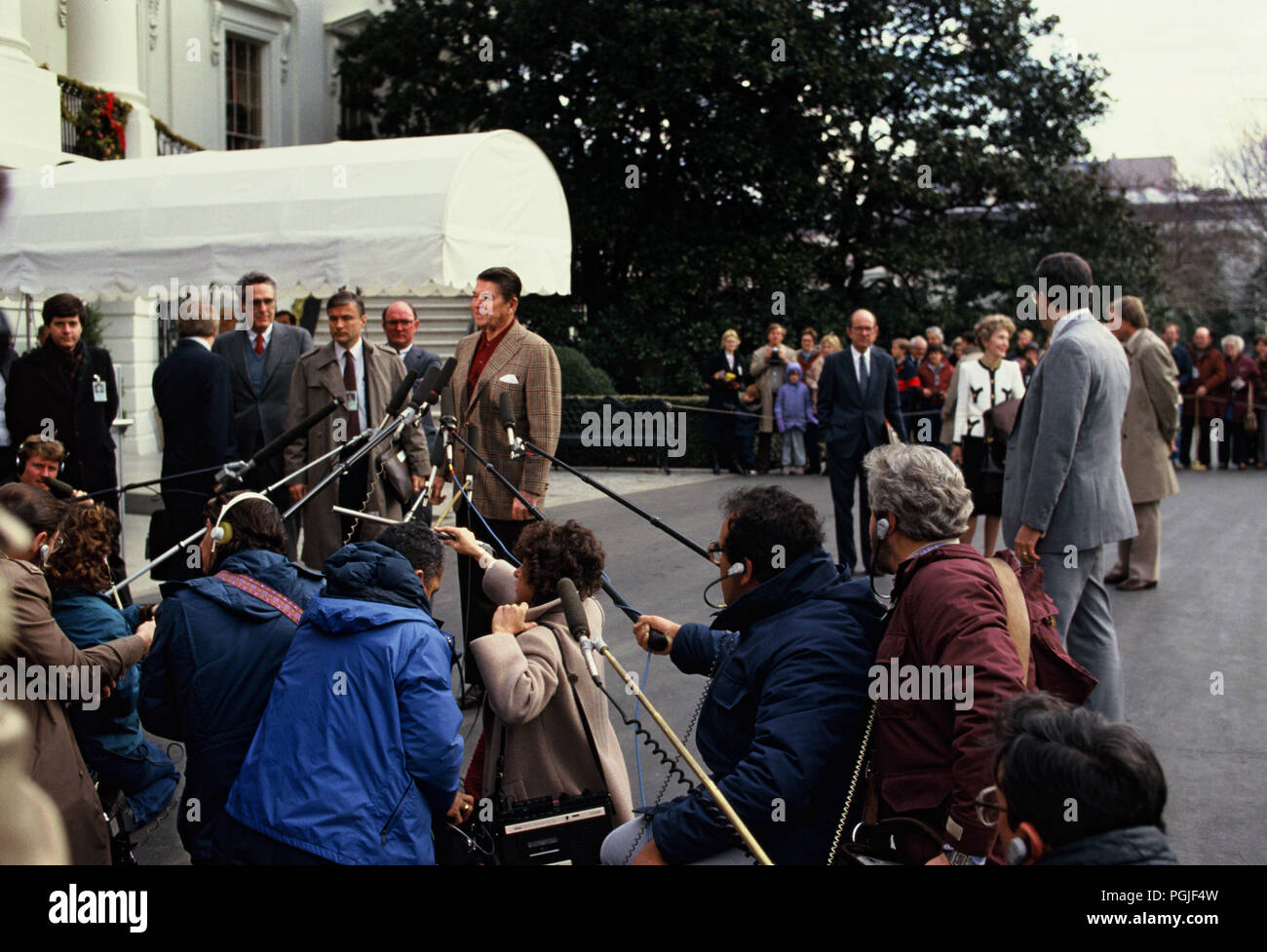 Washington, DC 1984/12/26 Le Président Ronald Reagan parle aux médias en tant qu'il ne quitte la Maison Blanche pour la Californie. Photo par Dennis Brack Banque D'Images