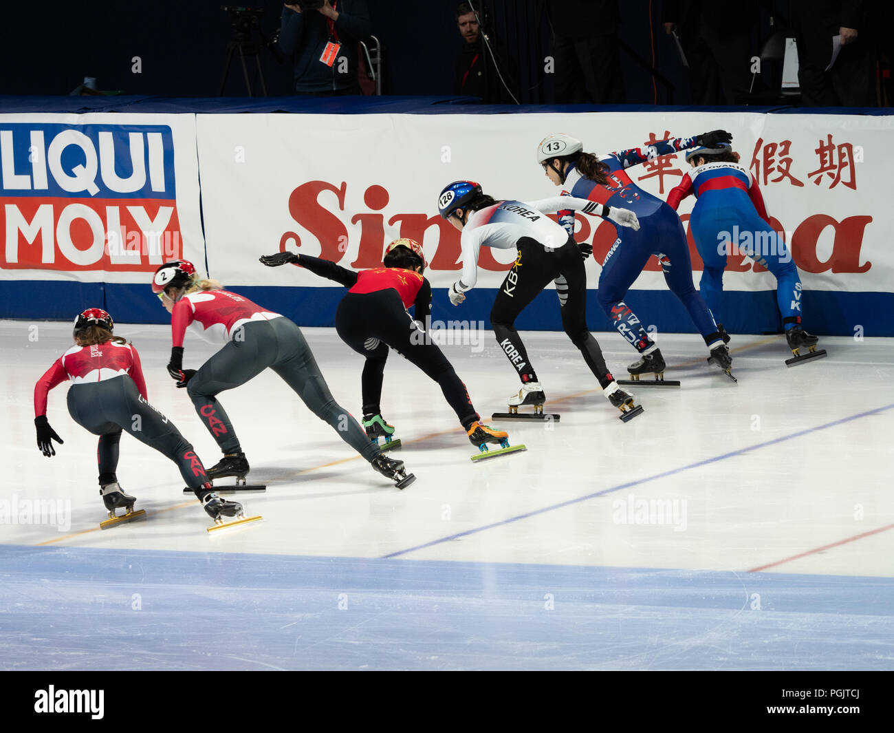 Six patineurs féminine internationale sur la ligne de départ pour les SAT 500 mètres courte piste course à la Coupe du Monde de l'ISU à Montréal le 17 mars 2018. Banque D'Images