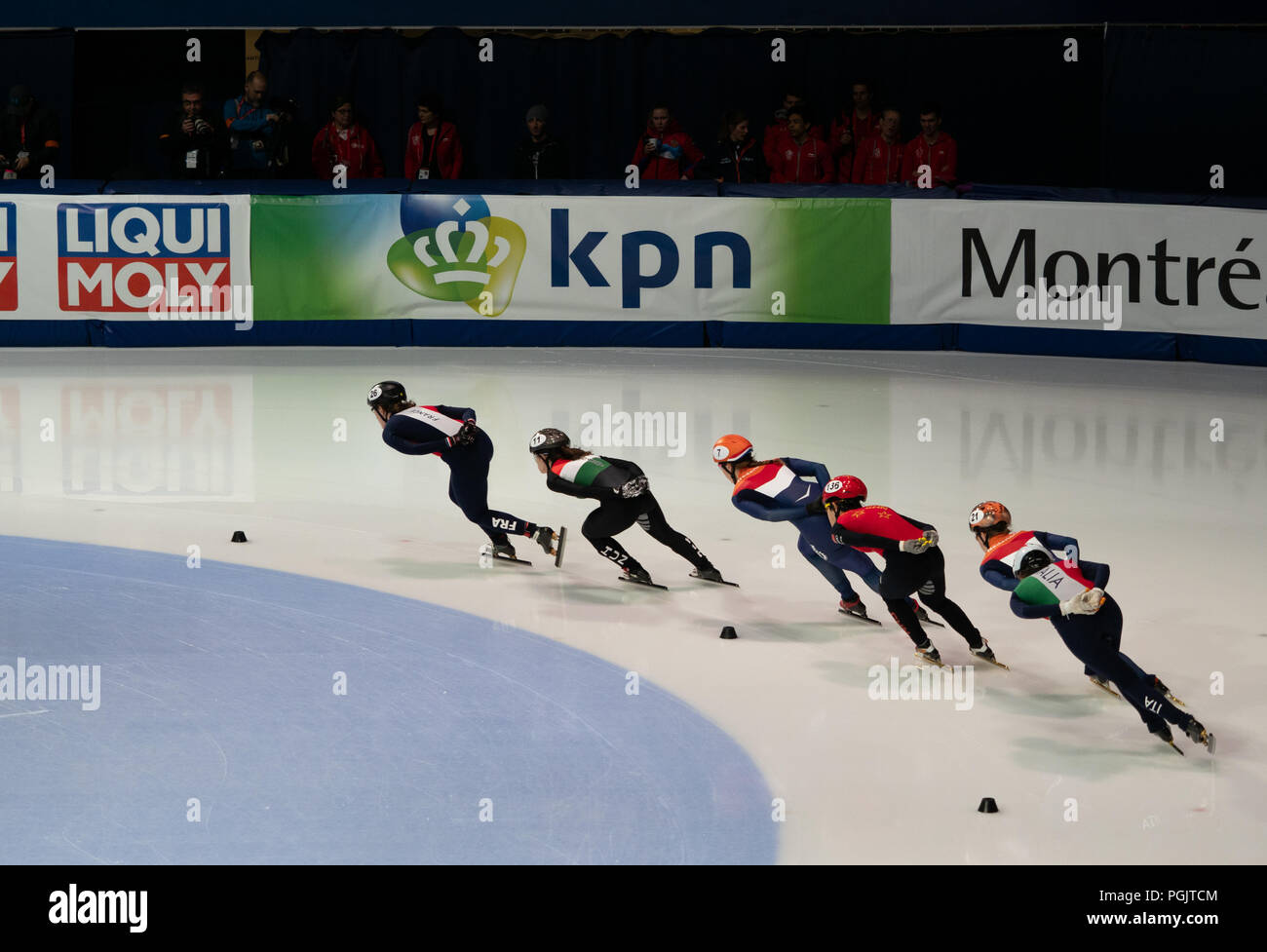 Six femmes international skating dans un 1500 mètres en patinage de vitesse courte piste à la Coupe du Monde de l'ISU à Montréal, le 17 mars 2018. Banque D'Images