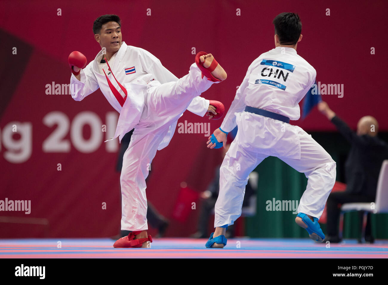 (180827) -- JAKARTA, 27 août 2018 (Xinhua) ? Li Fali (R) de la concurrence de la Chine contre l'Pongsai Teerawat de la Thaïlande au cours de la Men's Karate -75kg 1/8 concours final de la 18e Jeux asiatiques à Jakarta, Indonésie, le 27 août, 2018. (Xinhua/Zhu Wei) Banque D'Images