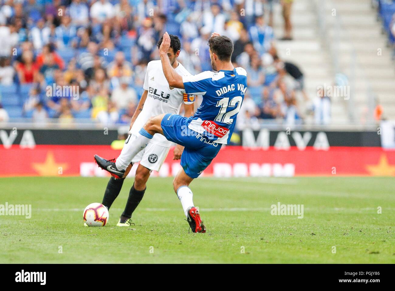 Espagne - 26 Août : le milieu de terrain Valencia CF Daniel Parejo (10) et l'Espanyol defender Didac (12) pendant le match entre l'Espanyol v Valence pour le round 2 de la Liga Santander, jouée au stade Cornella-El Prat le 26 août 2018 à Barcelone, Espagne. (Crédit : Urbanandsport / Cordon Press) Credit : CORDON PRESS/Alamy Live News Banque D'Images