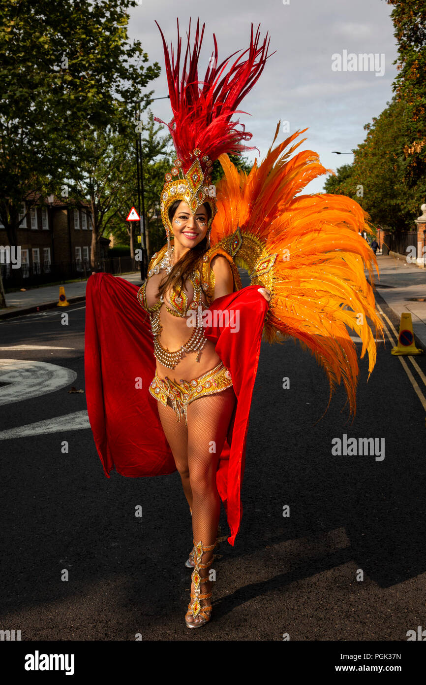 Londres, Royaume-Uni. 27 août 2018. Danseurs de l'école de samba Paraiso se préparer pour le défilé à Notting Hill Carnival, la plus grande partie de la rue. Photo : Bettina Strenske/Alamy Live News Banque D'Images