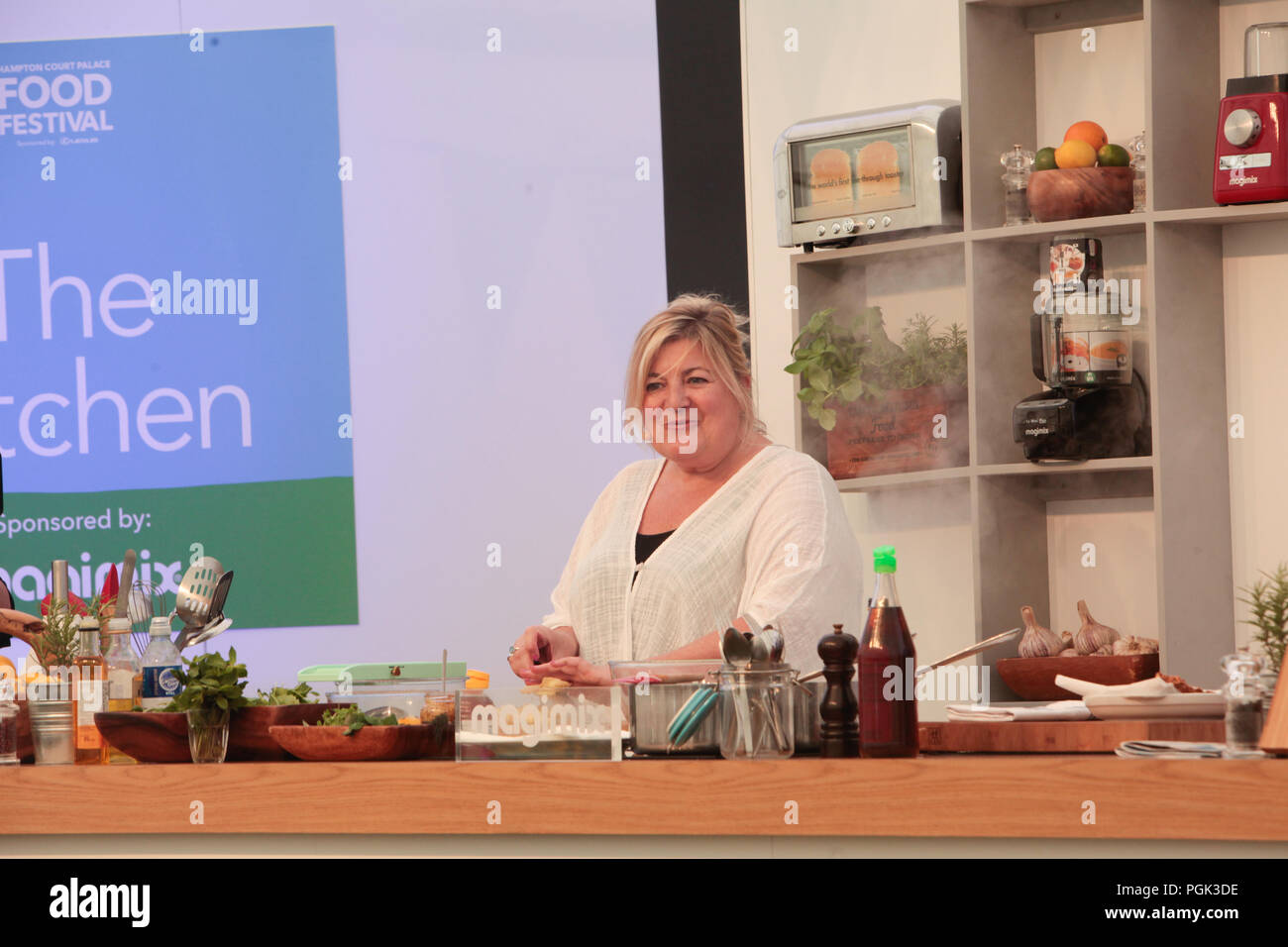 London UK 27 août 2018 Lotte Duncan ,chef et diffuseur,faisant une démonstration de vie dans la cuisine de l'hôtel Hampton Court Palace Food Show 2018 Quezada-Neiman@Paul/Alamy Live News Banque D'Images