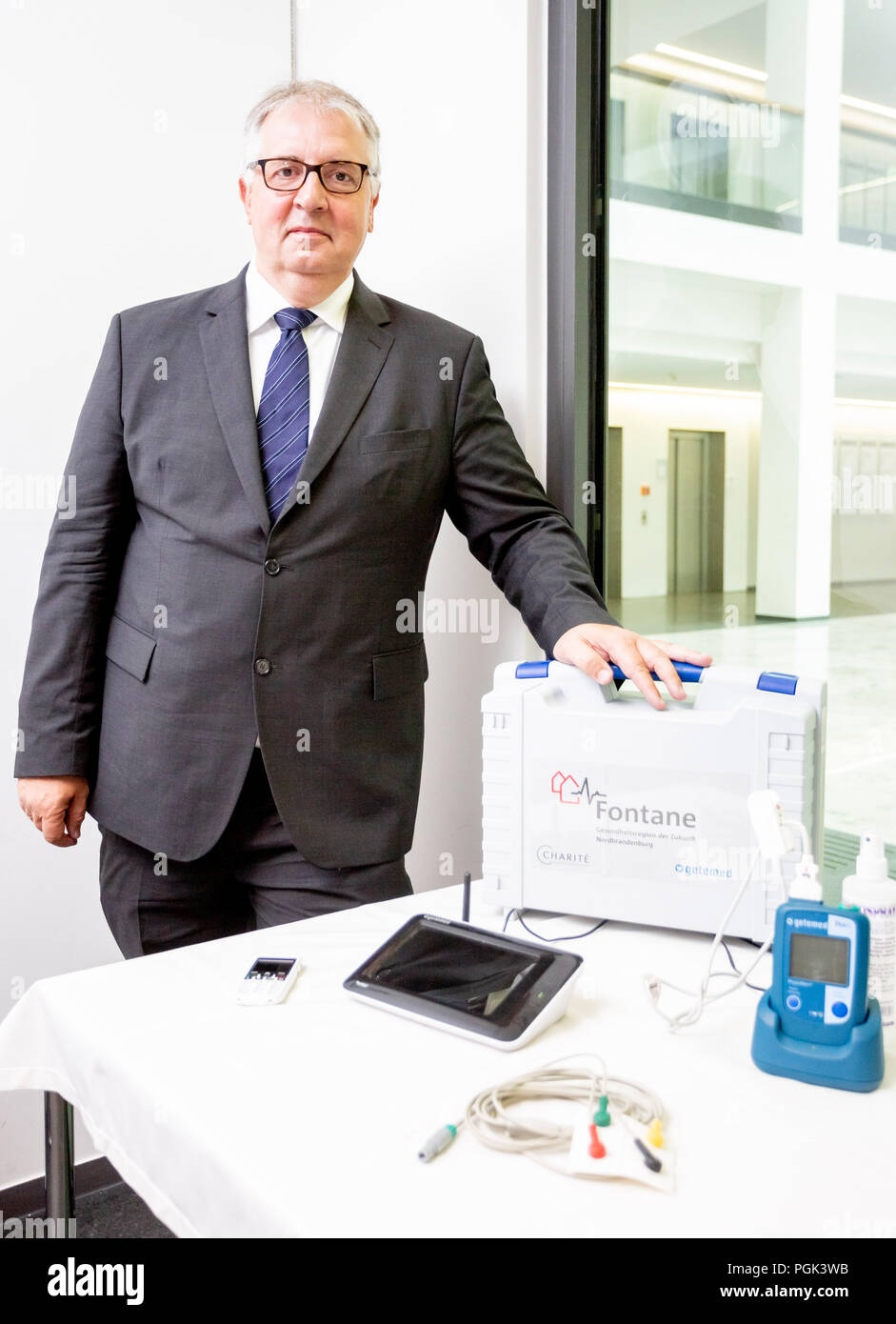 Allemagne, Berlin. Août 27, 2018. Friedrich Koehler, chef du Centre pour la télémédecine cardiovasculaire de la charite et chef d'études du projet, Fontane se trouve à côté de dispositifs télémédicaux lors de la conférence de presse de la clinique sur les résultats de l'étude de la télémédecine Fontane. Ces dispositifs ont été attribuées à des patients dans le cadre de l'étude. Credit : Christoph Soeder/dpa/Alamy Live News Banque D'Images