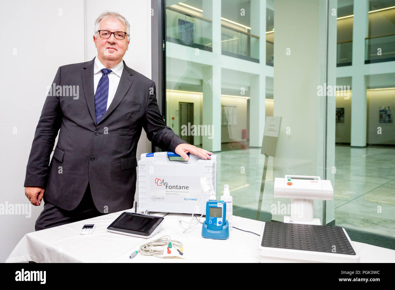 Allemagne, Berlin. Août 27, 2018. Friedrich Koehler, chef du Centre pour la télémédecine cardiovasculaire de la charite et chef d'études du projet, Fontane se trouve à côté de dispositifs télémédicaux lors de la conférence de presse de la clinique sur les résultats de l'étude de la télémédecine Fontane. Ces dispositifs ont été attribuées à des patients dans le cadre de l'étude. Credit : Christoph Soeder/dpa/Alamy Live News Banque D'Images
