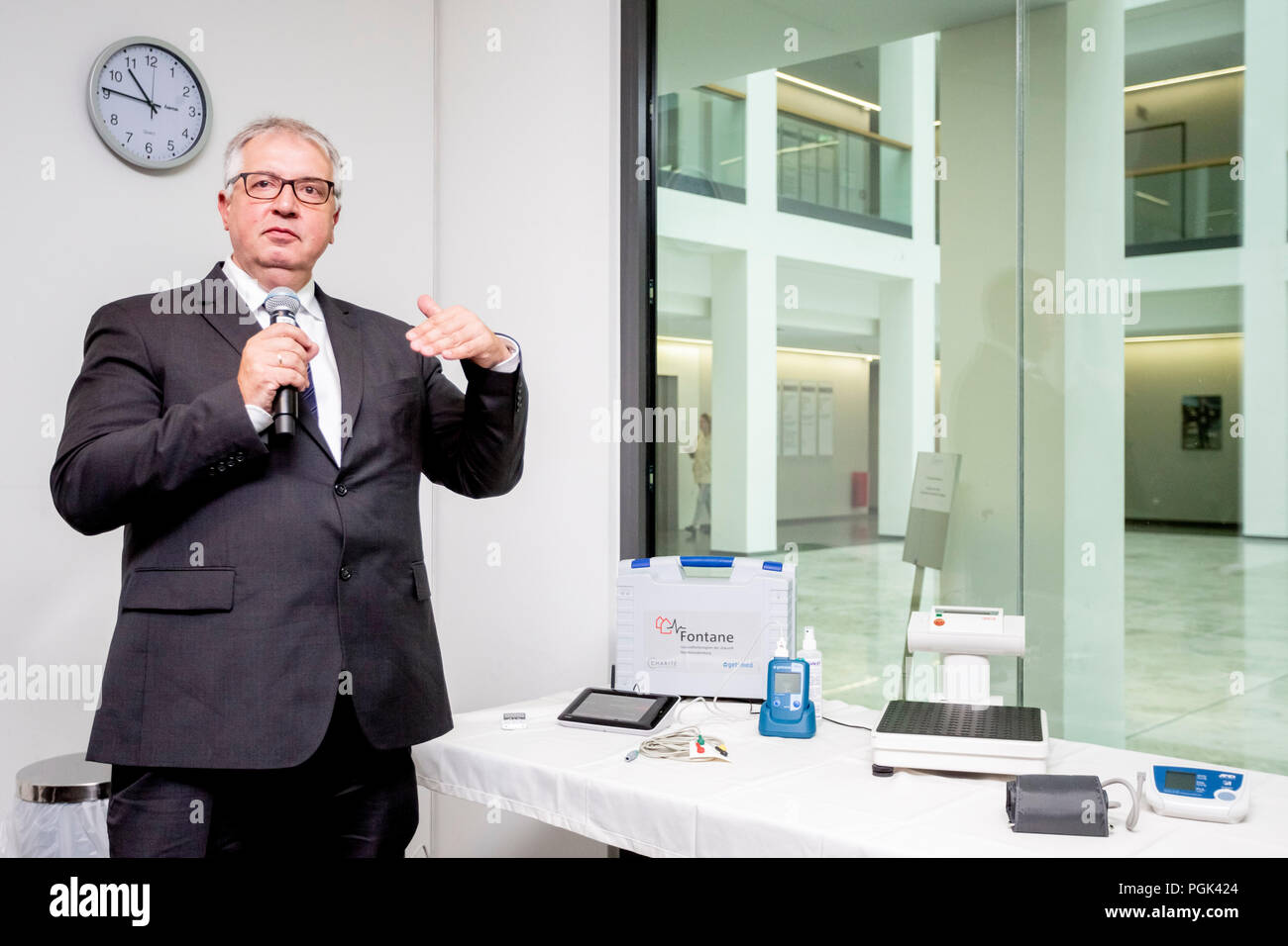 Allemagne, Berlin. Août 27, 2018. Friedrich Koehler, chef du Centre pour la télémédecine cardiovasculaire de la charite et chef d'études du projet, Fontane se trouve à côté de dispositifs télémédicaux lors de la conférence de presse de la clinique sur les résultats de l'étude de la télémédecine Fontane. Ces dispositifs ont été attribuées à des patients dans le cadre de l'étude. Credit : Christoph Soeder/dpa/Alamy Live News Banque D'Images
