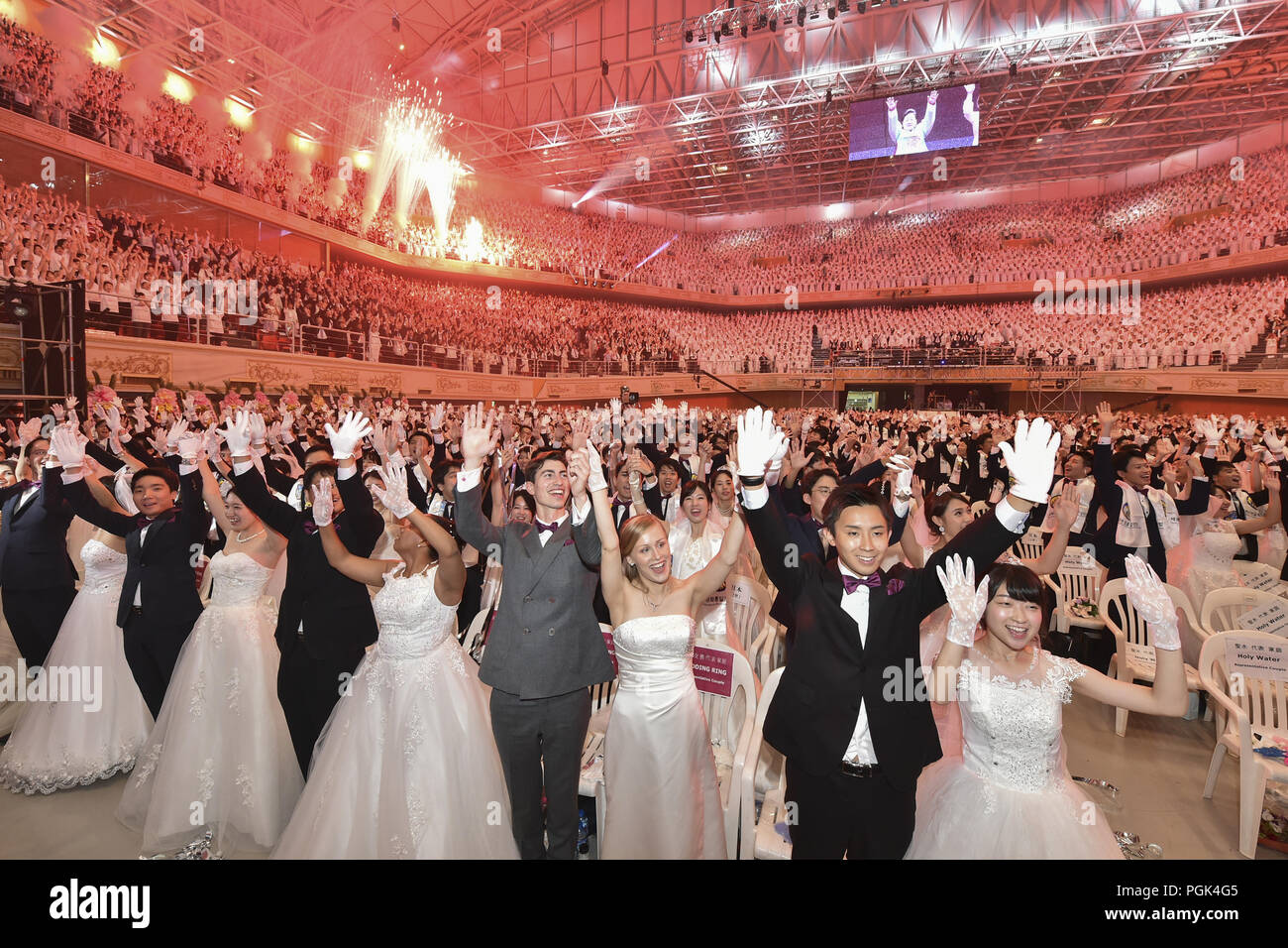 Gapyeong, Seoul, Corée du Sud. Août 27, 2018. 27 août 2018, l'Korea-Couples à Gapyeong du monde entier de participer à une cérémonie de mariage en masse au Centre mondial de la paix cale Cheong à Gapyeong, Corée du Sud, le lundi 27 août, 2018. Au sud-coréens et étrangers des couples échangés ou réaffirmé voeux de mariage dans l'Eglise de l'Unification de la masse du mariage arrangé par Hak Ja Han Moon, épouse de feu le Révérend Sun Myung Moon, fondateur de la controversée l'Eglise de l'Unification. *** *** Local Caption Aug 27, 2018 Korea-Couples à Gapyeong, au Sud du monde entier de participer à une cérémonie de mariage à la masse Banque D'Images