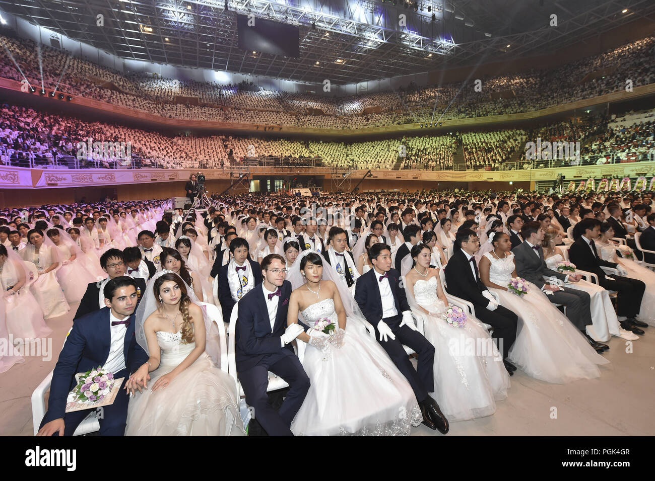 Gapyeong, Seoul, Corée du Sud. Août 27, 2018. 27 août 2018, l'Korea-Couples à Gapyeong du monde entier de participer à une cérémonie de mariage en masse au Centre mondial de la paix cale Cheong à Gapyeong, Corée du Sud, le lundi 27 août, 2018. Au sud-coréens et étrangers des couples échangés ou réaffirmé voeux de mariage dans l'Eglise de l'Unification de la masse du mariage arrangé par Hak Ja Han Moon, épouse de feu le Révérend Sun Myung Moon, fondateur de la controversée l'Eglise de l'Unification. *** *** Local Caption Aug 27, 2018 Korea-Couples à Gapyeong, au Sud du monde entier de participer à une cérémonie de mariage à la masse Banque D'Images