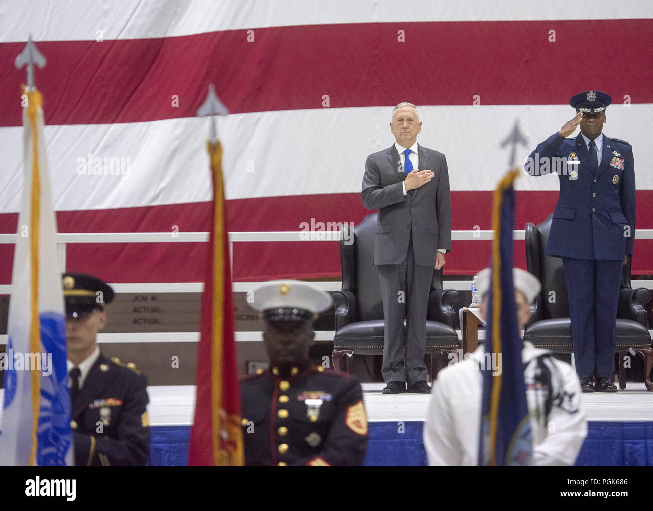 Scott AFB, IL, USA. Août 24, 2018. Le Secrétaire à la défense, James N. Mattis sert comme président de séance pour le U.S. Transportation Command cérémonie de passation de commandement de l'armée, où le général Stephen R. Lyons soulagé Air Force Gen. Darren W., McDew à Scott Air Force Base, le 24 août, 2018. Lyon est le premier officier de l'armée pour diriger la commande. (DOD photo par Marine Maître de 1ère classe Dominique A. Pineiro) US Joint le personnel par globallookpress.com : Crédit personnel interarmées des États-Unis/Fédération de regarder/ZUMA/Alamy Fil Live News Banque D'Images