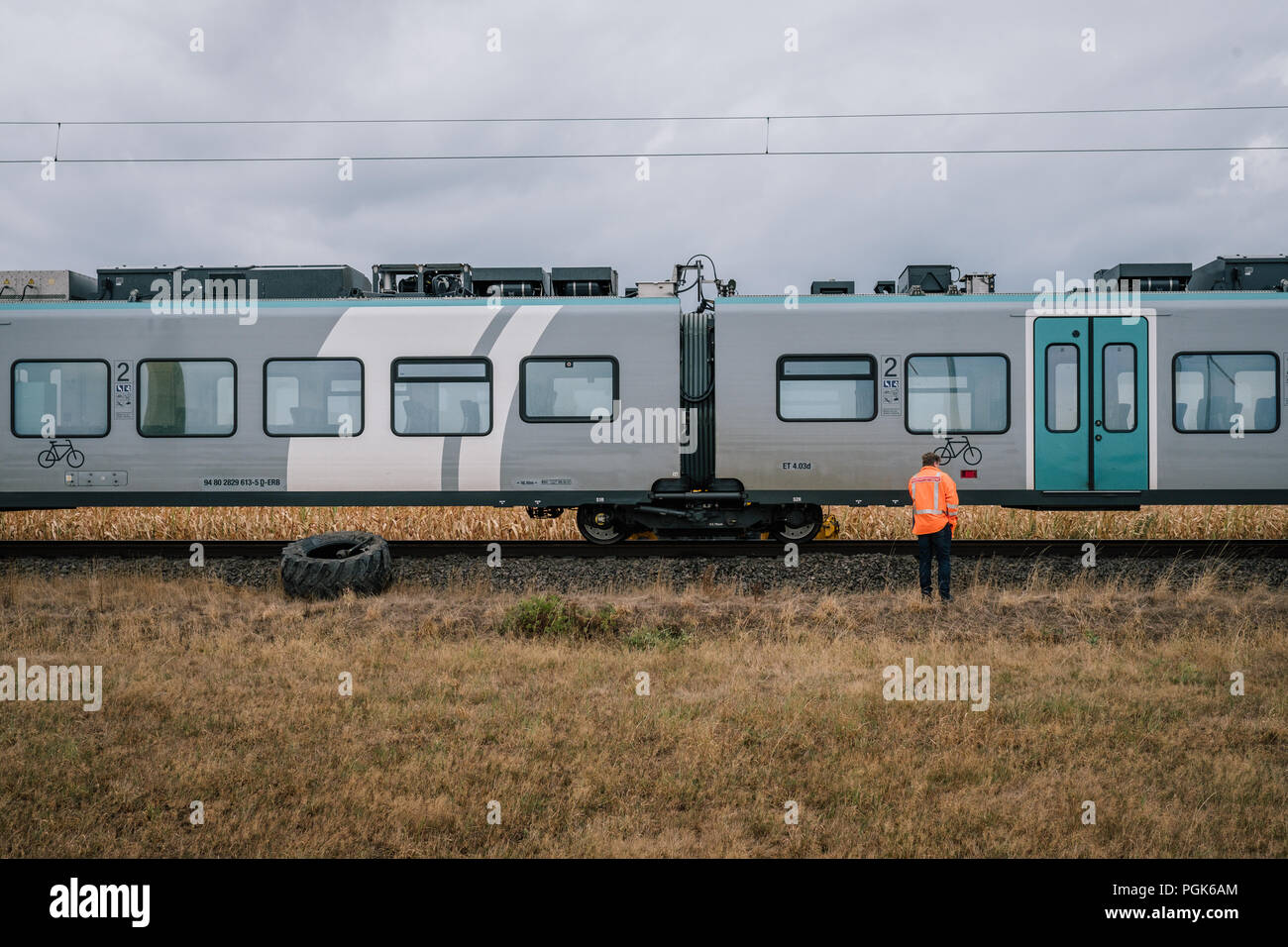 Landesbergen, Allemagne. Août 27, 2018. Les roues du wagon d'un train ont déraillé. Un train régional a inscrit une équipe de tracteur à un passage à niveau en place associées Landesbergen près de Nienburg. Le conducteur du tracteur et le conducteur de train ont été légèrement blessés dans la collision. Credit : Ole Spata/dpa/Alamy Live News Banque D'Images