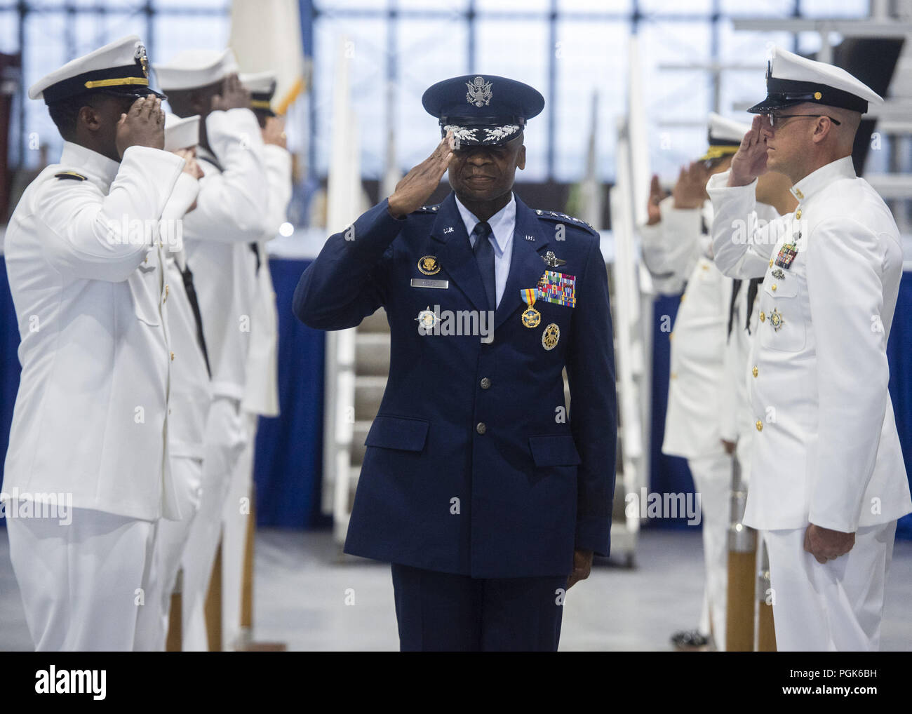 Scott AFB, IL, USA. Août 24, 2018. Air Force Gen. Darren W. passe par McDew sideboys après élimination de l'Armée de terre commande le général Stephen R. Lyons au cours de la commande de transport américain cérémonie de passation de commandement, à Scott Air Force Base, le 24 août, 2018. Lyon est le premier officier de l'armée pour diriger la commande. (DOD photo par Marine Maître de 1ère classe Dominique A. Pineiro) US Joint le personnel par globallookpress.com : Crédit personnel interarmées des États-Unis/Fédération de regarder/ZUMA/Alamy Fil Live News Banque D'Images