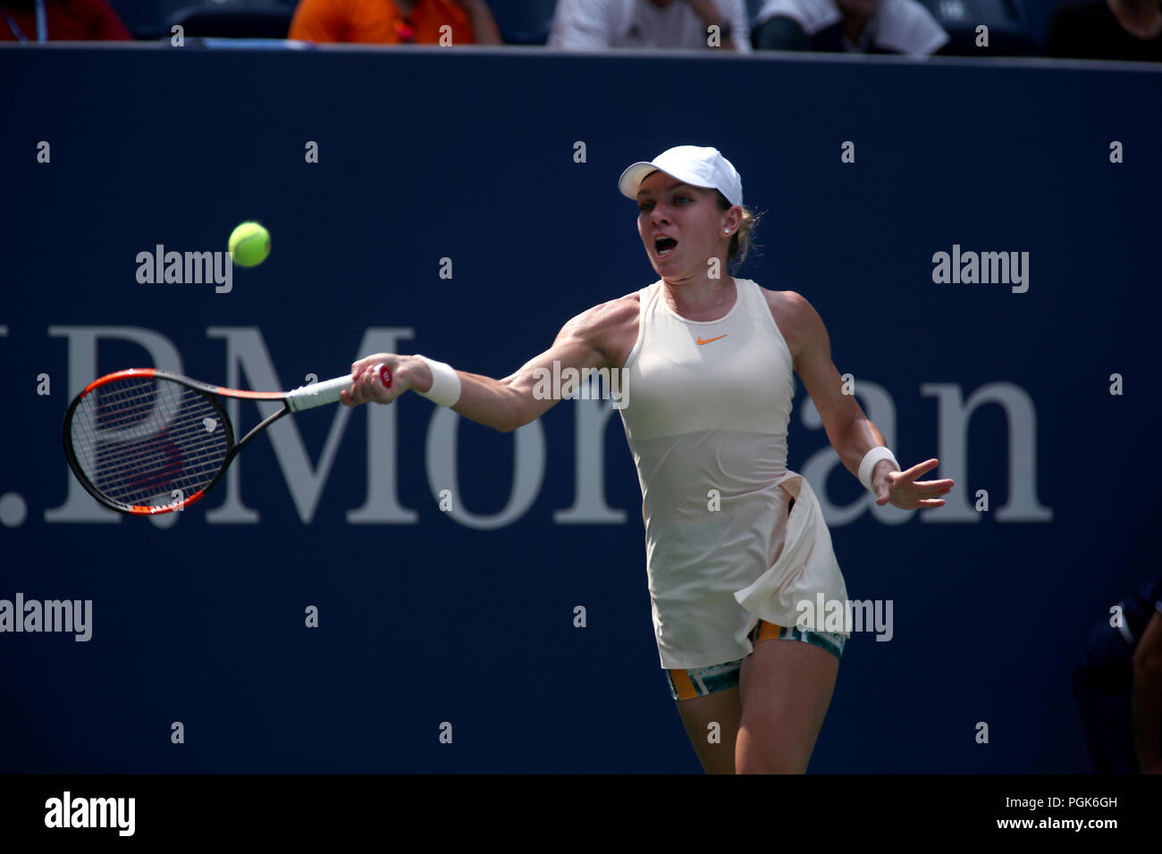 Flushing Meadows, New York - 27 août 2018 : US Open de Tennis : numéro un de la Roumanie : Simona, lors de son premier tour à la perte de l'Estonie au cours de Kala Kanepi action journée d'ouverture à l'US Open. Crédit : Adam Stoltman/Alamy Live News Banque D'Images