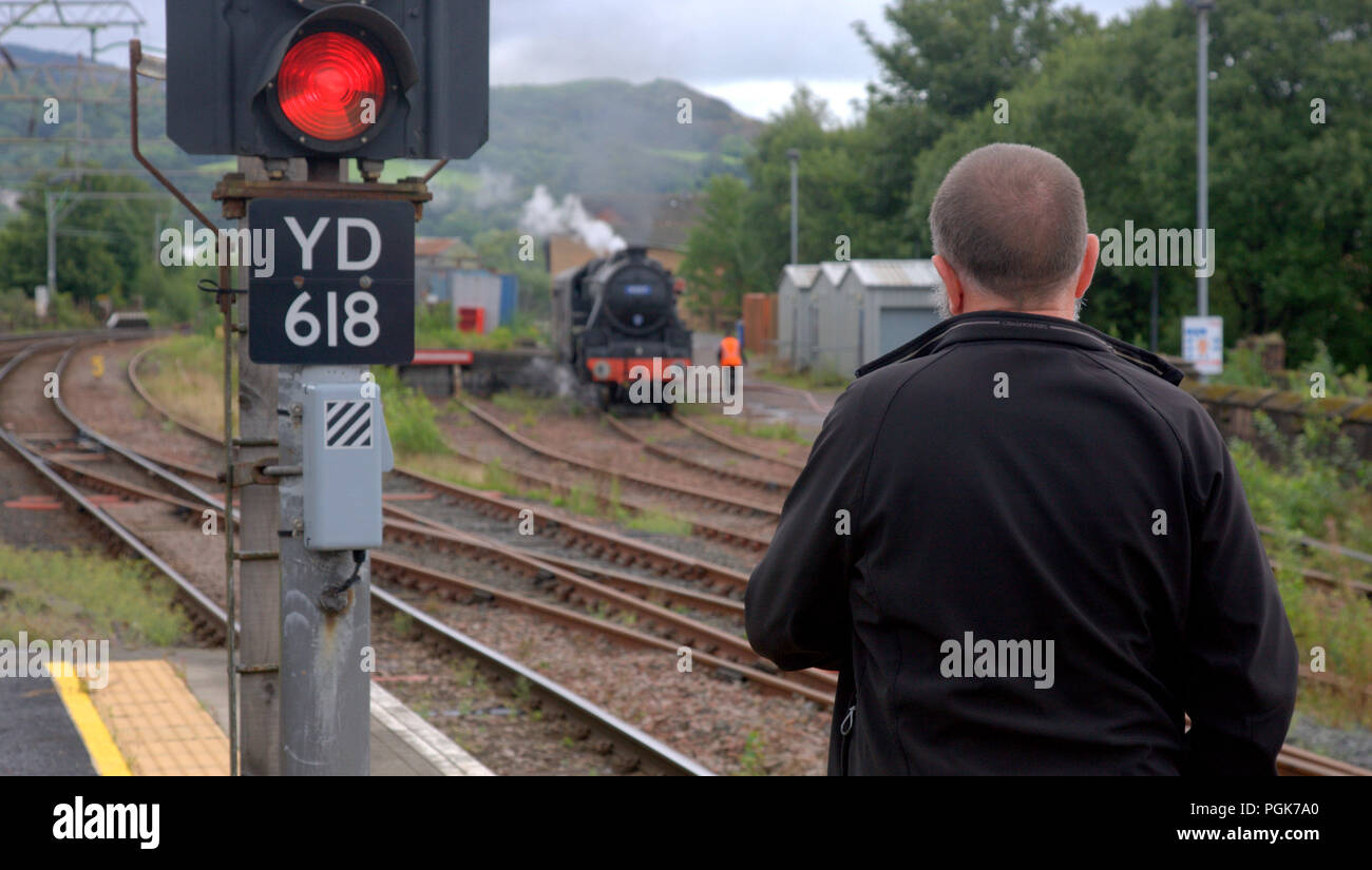 Glasgow, Ecosse, Royaume-Uni. 27 août, 2018. Les sections locales où traitée pour un peu de vivre l'histoire comme le Glasgow Highlander locomotive à vapeur a passé du jour au lendemain prend l'eau et le nettoyage de son foyer en un évitement à Dunbarton central avant en direction du nord vers le centre touristique highland line en remplacement d'être déchargé de son obligation dans les frontières Tweedbank ligne. Gérard Ferry/Alamy news Banque D'Images