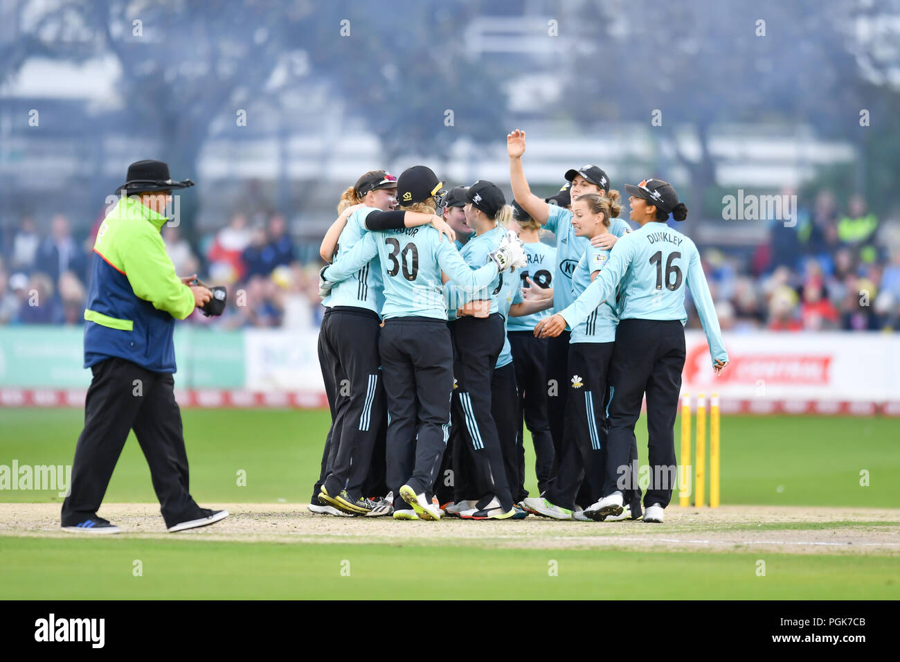 Hove, Royaume-Uni. 27 août 2018. Surrey Stars célèbre après avoir remporté la finale au cours de la cène Kia League 2018 - Finale entre Loughborough Lightning et Surrey Stars au 1er centre de la masse du comté le lundi, 27 août 2018. Hove, Angleterre. Credit : Taka G Wu Banque D'Images