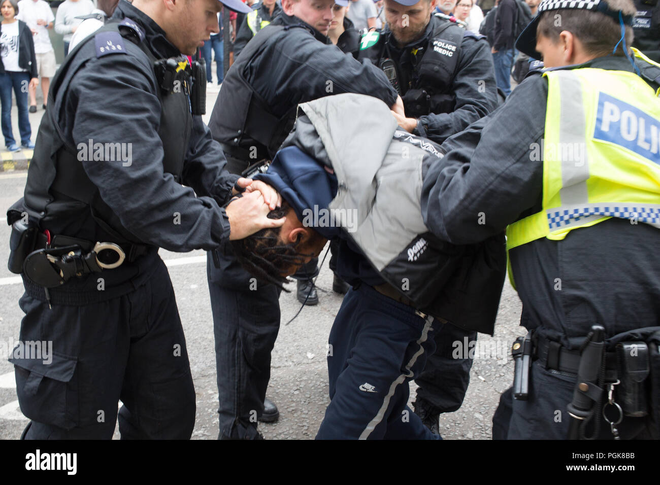 London UK 27 Août 2018 La police a été photographié l'exécution arrêter-et-recherche au Notting Hill Carnival après avoir été remis des pouvoirs supplémentaires dans une soumission qu'ils disent pour endiguer la criminalité violente. Credit : Thabo Jaiyesimi/Alamy Live News Banque D'Images