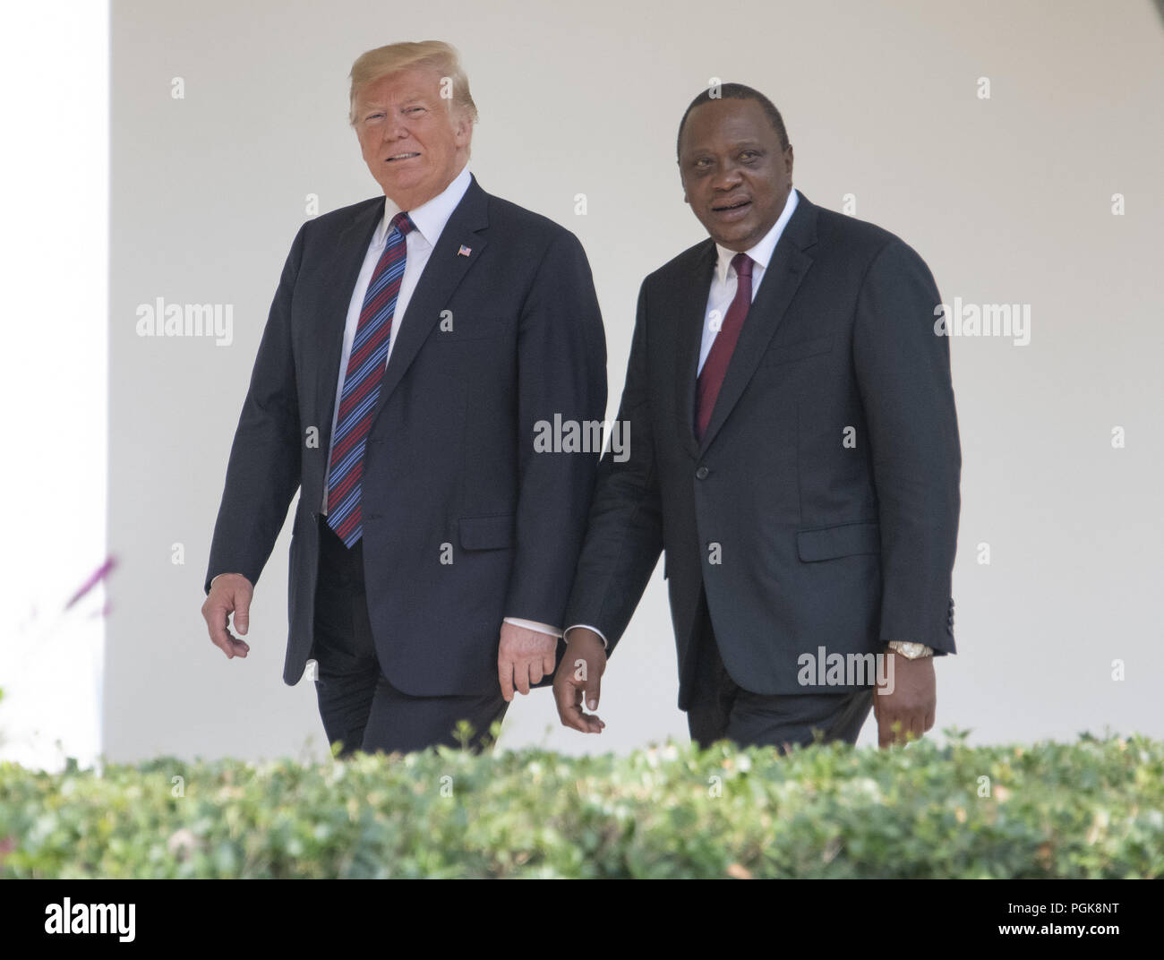 Washington, District de Columbia, Etats-Unis. Août 27, 2018. Le Président des Etats-Unis, Donald J. Trump et le Président Uhuru Kenyatta de la République du Kenya à pied sur la Colonnade de la Maison Blanche à Washington, DC Le Lundi, août 27, 2018 Credit : Ron Sachs/CNP/ZUMA/Alamy Fil Live News Banque D'Images