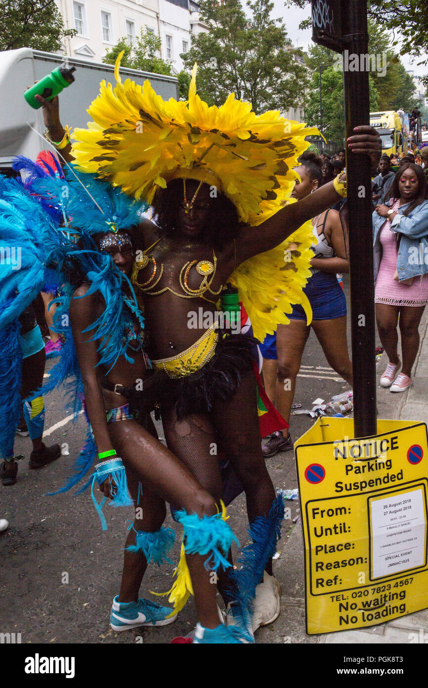 London UK 27 août 2018 artistes Carnaval en costume d'assister à la dernière journée de la Notting Hill Carnival. Credit : Thabo Jaiyesimi/Alamy Live News Banque D'Images