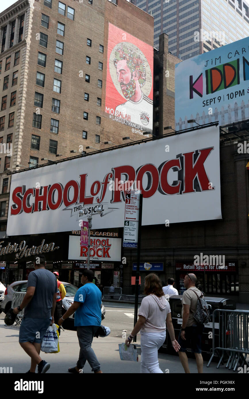 New York, NY, USA. 27 août, 2018. Grande fresque égyptienne et de Liverpool F.C. avant Mohamed (Mo) Salah Ghaly, est affiché sur le côté d'un immeuble à Times Square, New York le 27 août, 2018. © 2018 Ronald G. Lopez/DigiPixsAgain.us/Alamy vivre Banque D'Images