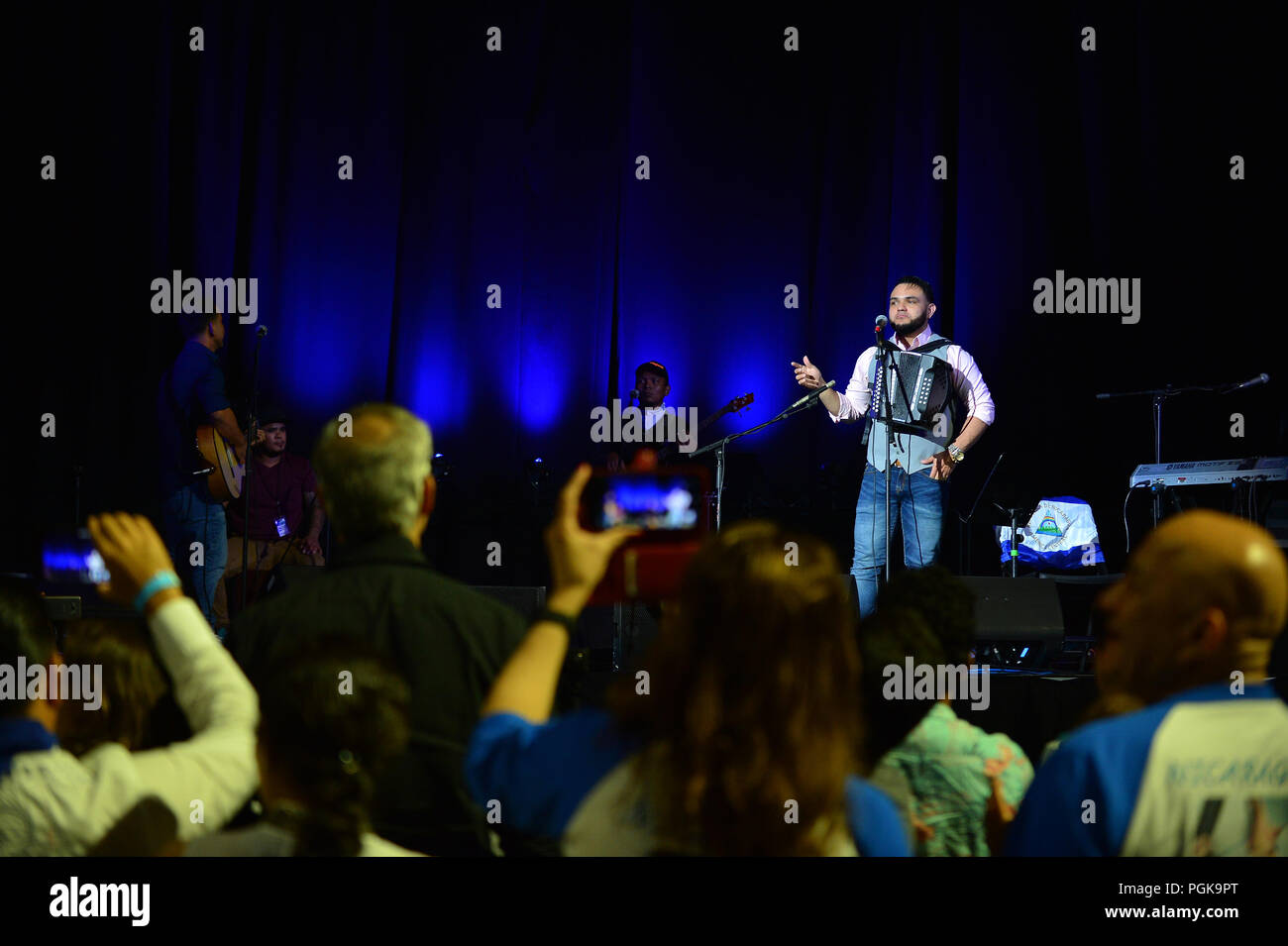 Coral Gables, FL, USA. 10 janvier, 2018. Uriel exécute pendant NICAS UNIDOS EN MIAMI presentan : por amor un concert-bénéfice au Nicaragua à Watsco Center le 25 août 2018 à Coral Gables, en Floride. Credit : Mpi10/media/Alamy Punch Live News Banque D'Images