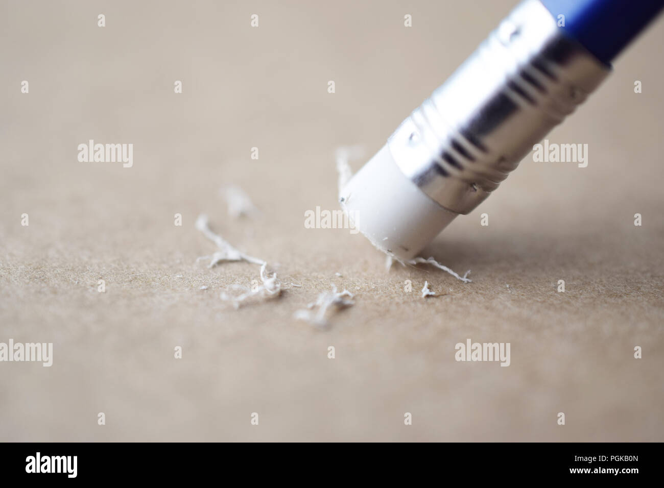 Gomme à Crayon, gomme de crayon dépose une erreur écrite sur un papier brun, supprimer, corriger, et l'erreur concept. Banque D'Images