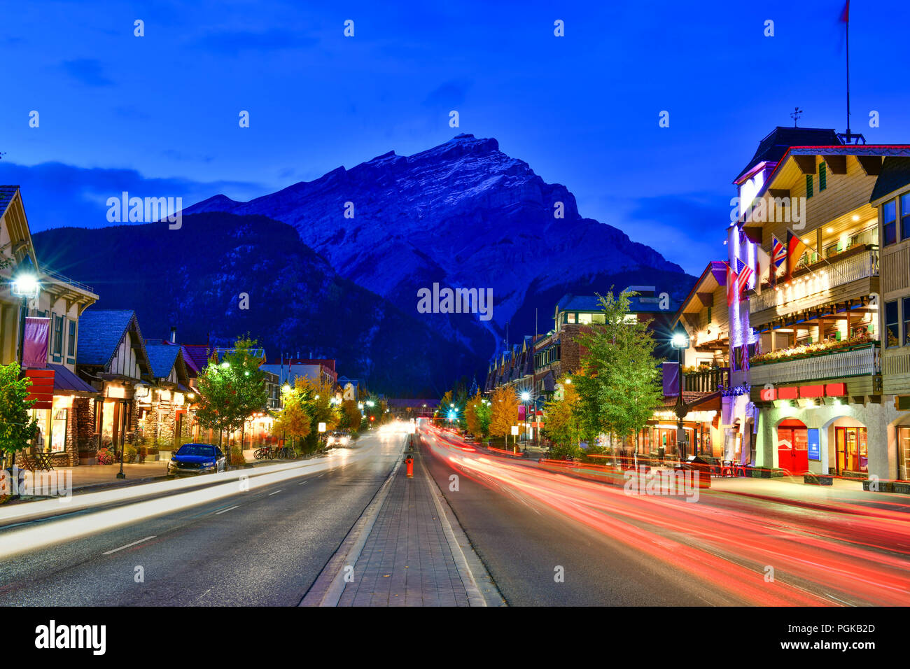 Vue sur la rue de la célèbre Avenue Banff au crépuscule du temps. Banff est une ville de villégiature et l'une des plus populaires destinations touristiques. Banque D'Images