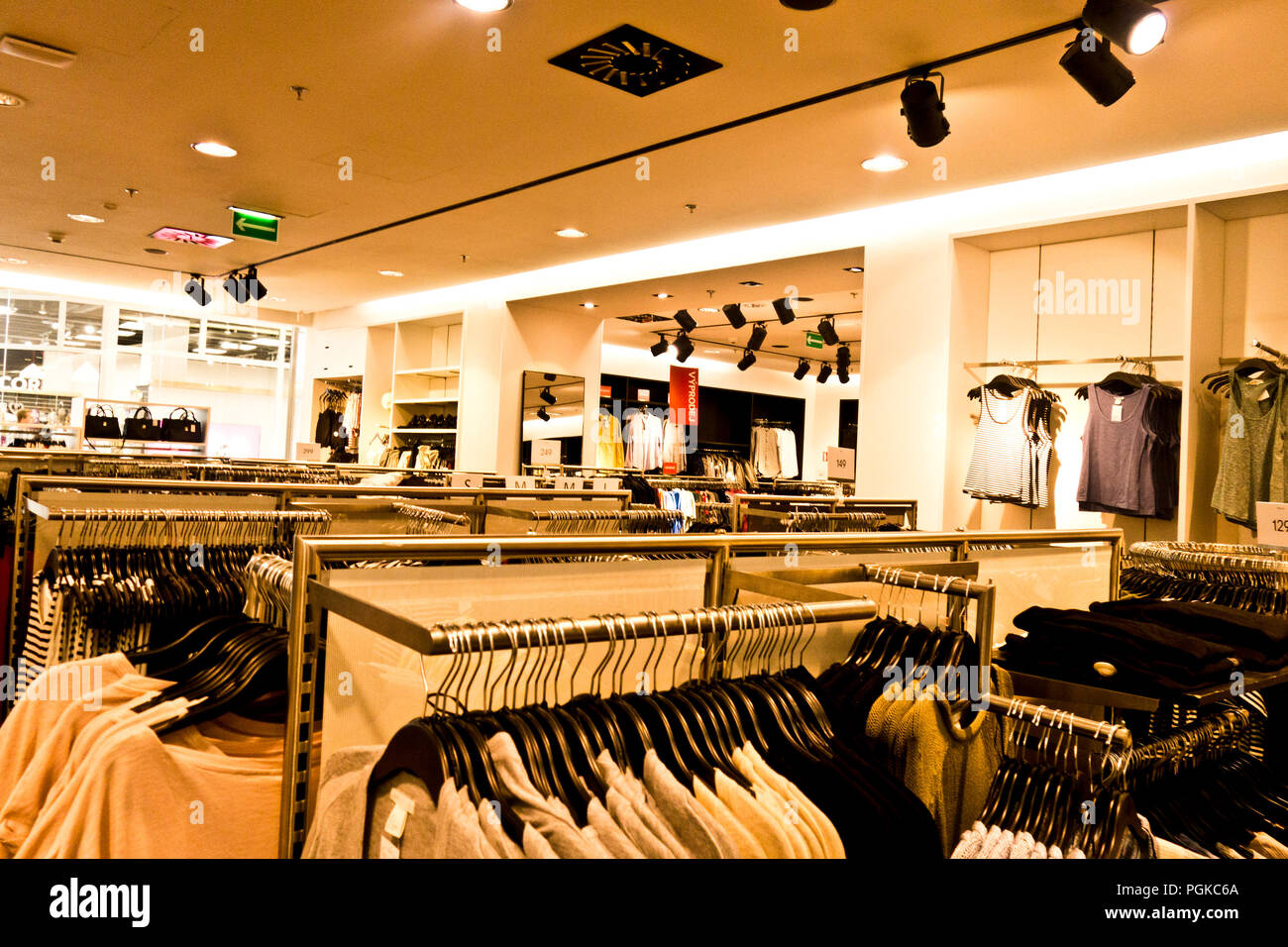 Intérieur d'un H&M fast-fashion store Banque D'Images